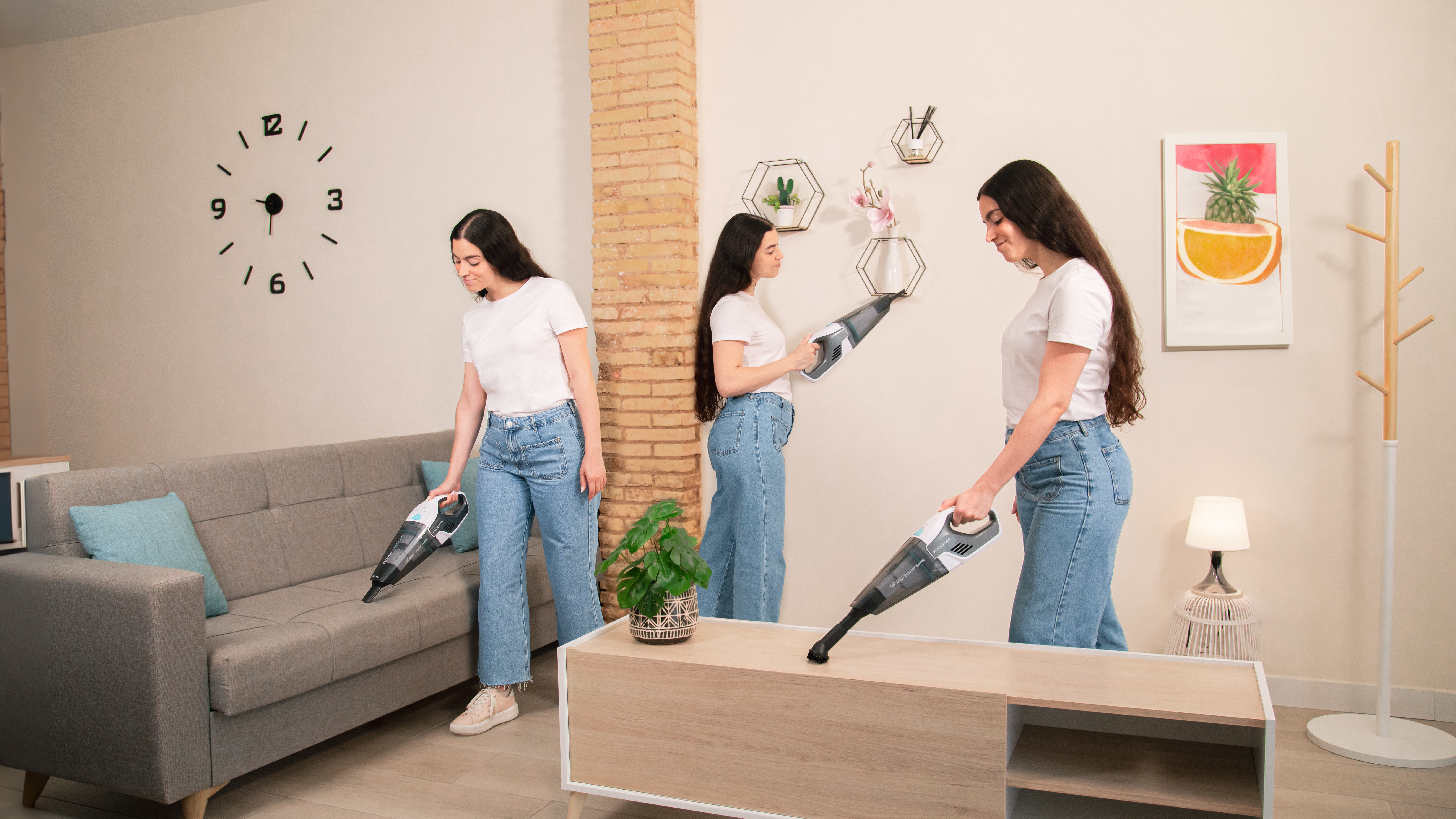 Tres mujeres aspirando una sala de estar. Varias acciones y ángulos. Habitación brillante.