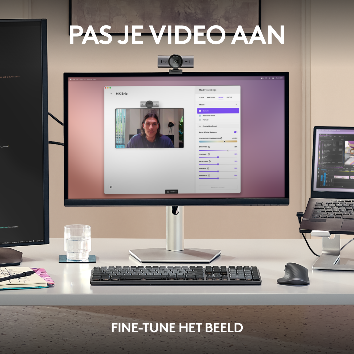 Een vrouw die de instellingen aanpast op een monitor met een toetsenbord en muis.