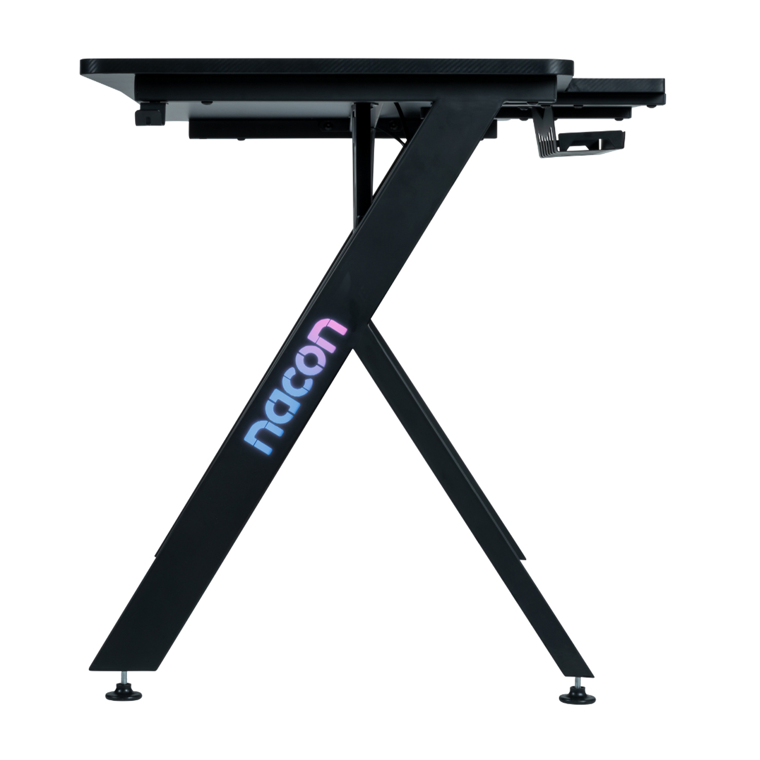 Una scrivania da gaming nera con logo nacom e gambe, su sfondo bianco.