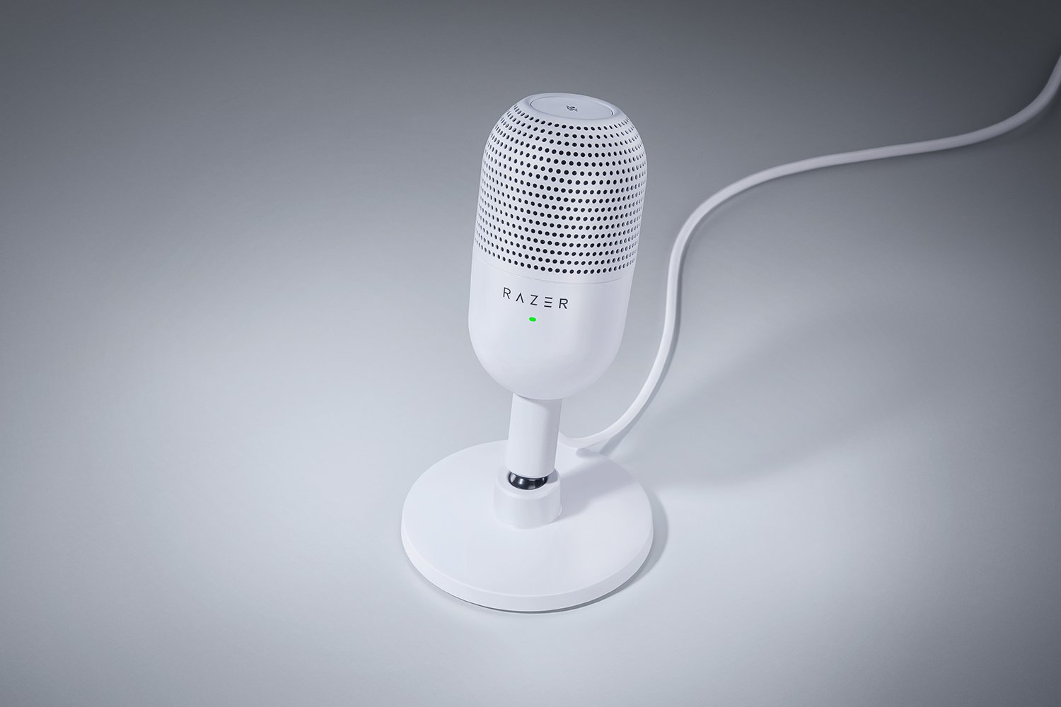 Ein weißes Razer-Mikrofon auf einem Ständer. Ein weißes Kabel erstreckt sich von der Basis.