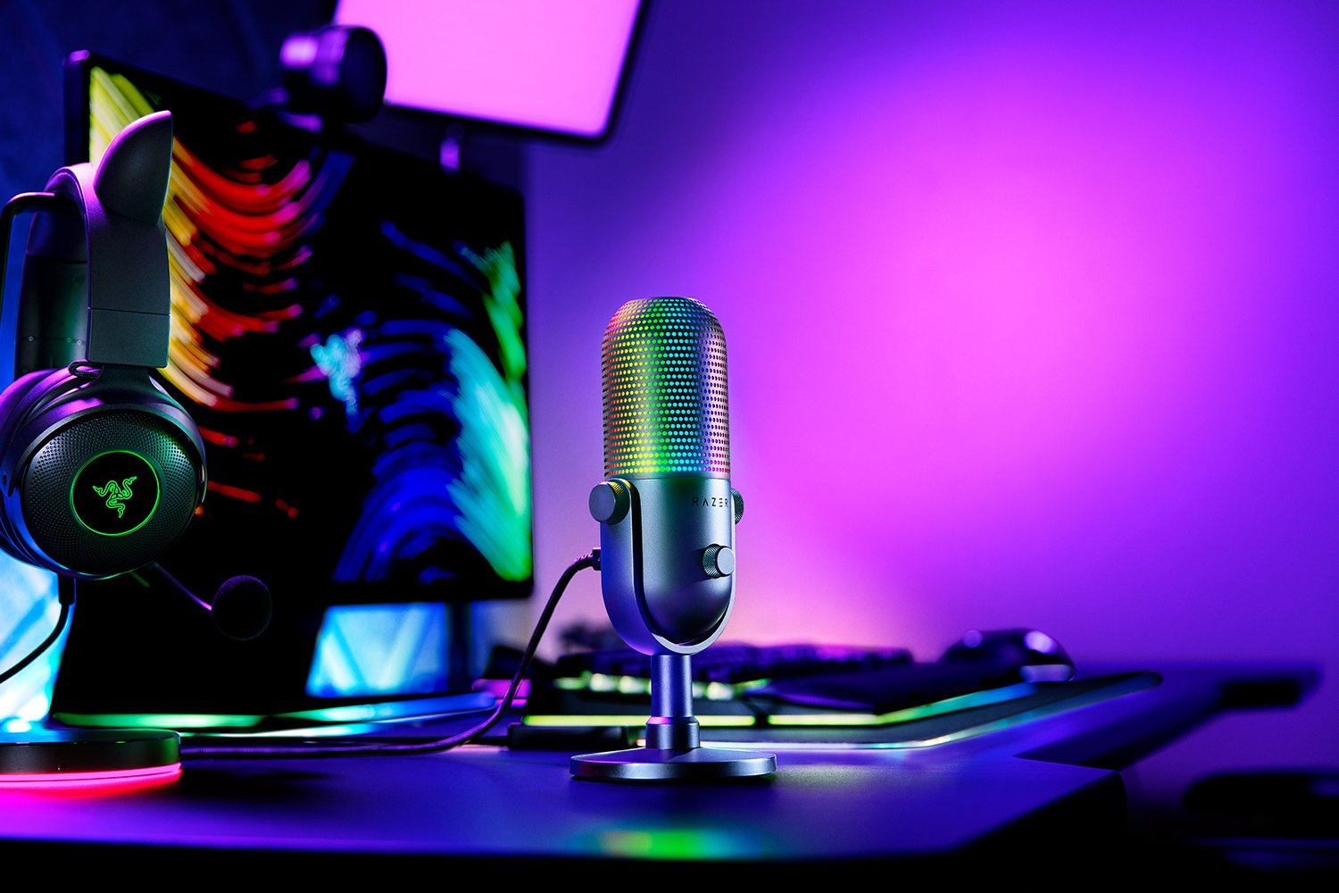 Ein Studio-Setup mit Mikrofon, Kopfhörern und Monitor.