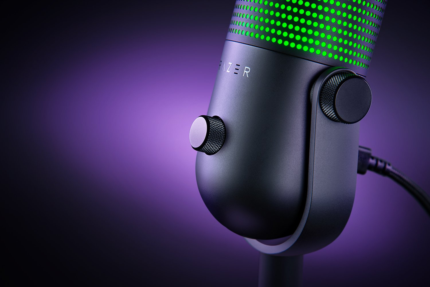 Ein Razer-Mikrofon auf lila Hintergrund.