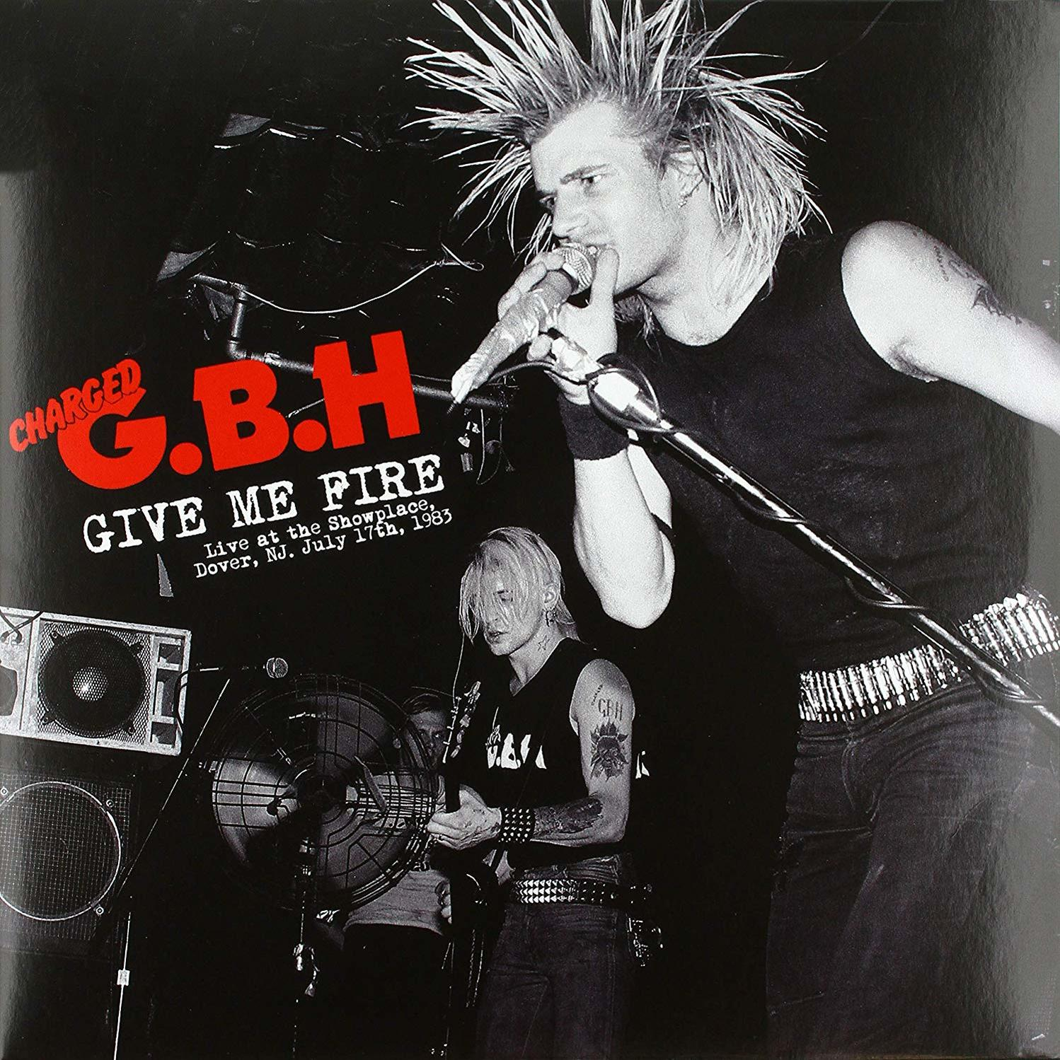 A Charged G.B.H. élő koncertje, a zenekar klubban játszik, a közönséggel.