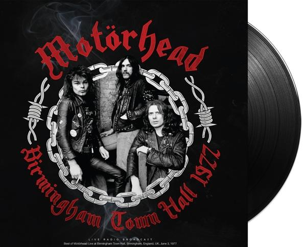 Motörhead album borító a zenekar tagjaival és szöveggel. Fekete bakelit lemez jobbra. Sötét háttér.
