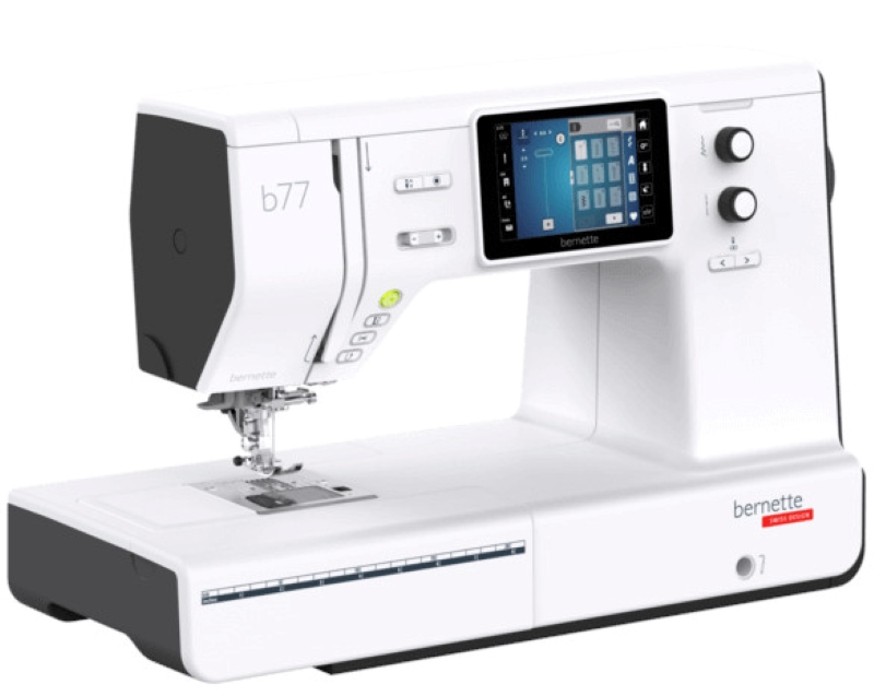 Biała maszyna do szycia z ekranem cyfrowym, przyciskami i igłą. Stoi na stole.
