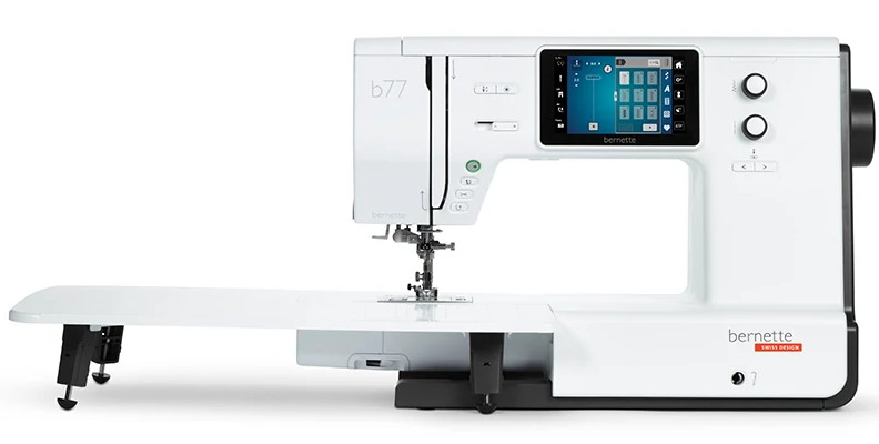 Biała maszyna do szycia z dużym ekranem, długim ramieniem i białym stołem.