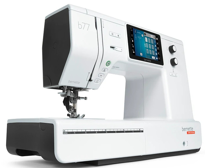 Biała maszyna do szycia z ekranem dotykowym, przyciskami i czarną podstawą, odizolowana.