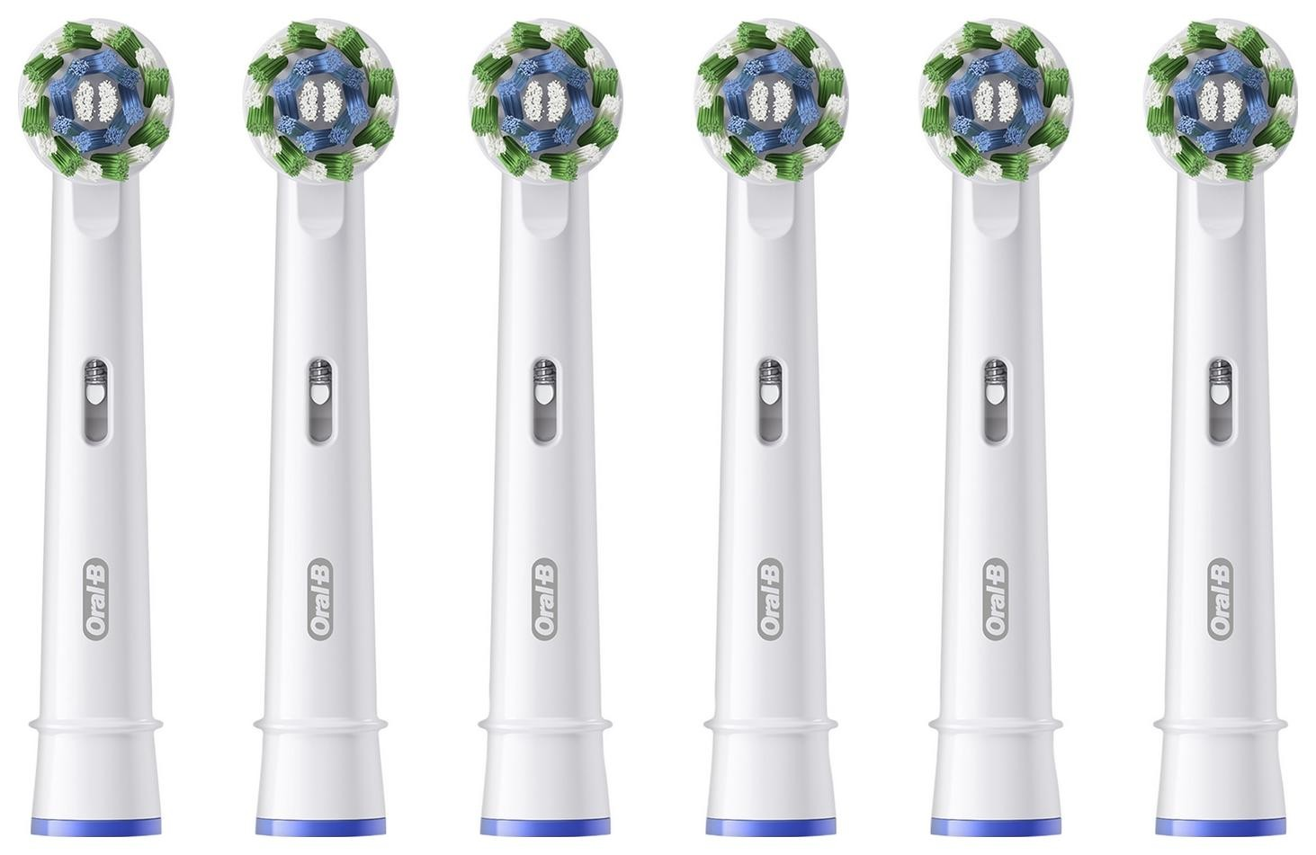 Sześć białych i niebieskich końcówek do szczoteczki do zębów, ustawionych w rzędzie, z zielonym włosiem.