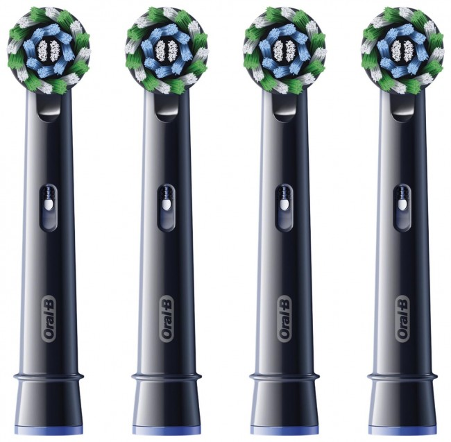Cztery czarne końcówki do szczoteczki Oral-B z niebieskim i zielonym włosiem, białą podstawą, czarnym uchwytem.