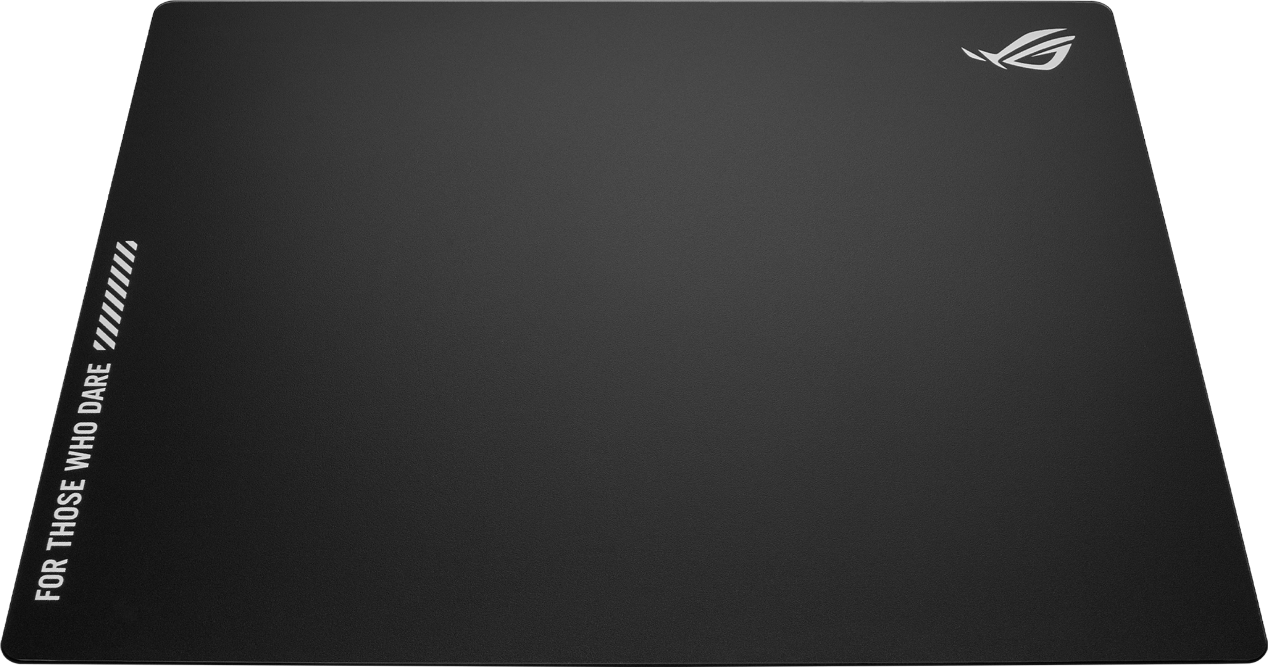 Tapis de souris noir avec texte blanc 'FOR THOSE WHO DARE' et logo ROG. Vue en angle, fond sombre.
