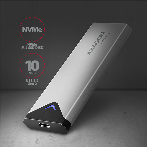 Ezüst és fekete NVMe M.2 SSD lemez szöveges címkékkel és USB porttal, sötét háttérrel.