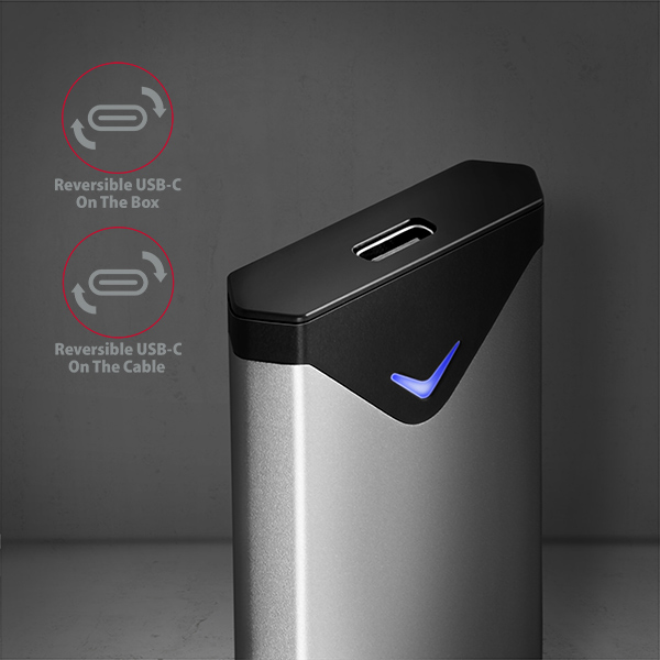 Ezüst eszköz USB-C porttal és kék fénnyel, USB-C ikonokkal.