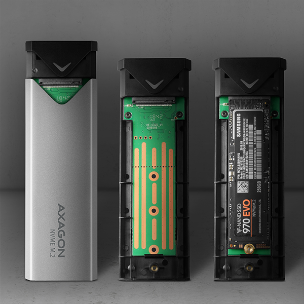 Három NVMe M.2 SSD-tok. Egy összeszerelt, kettő szétszerelt.