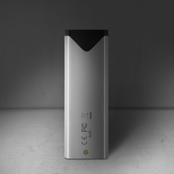 Ezüst USB meghajtó fekete tetővel.