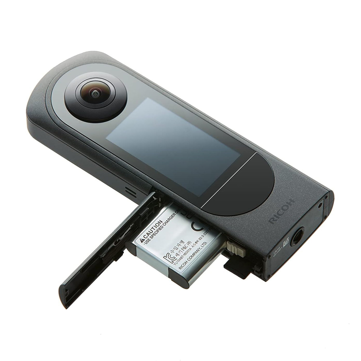 Una fotocamera Ricoh nera con vano batteria aperto, che mostra batteria e schermo.