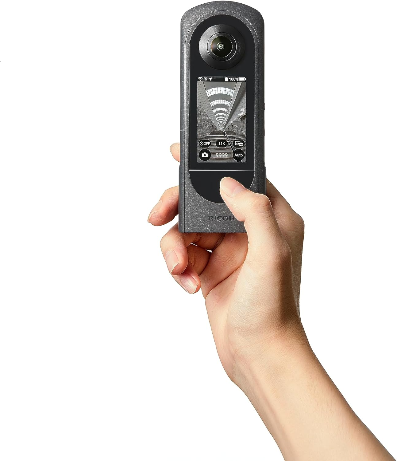 Una mano tiene una action cam grigia. Lo schermo mostra un display con linee e informazioni.