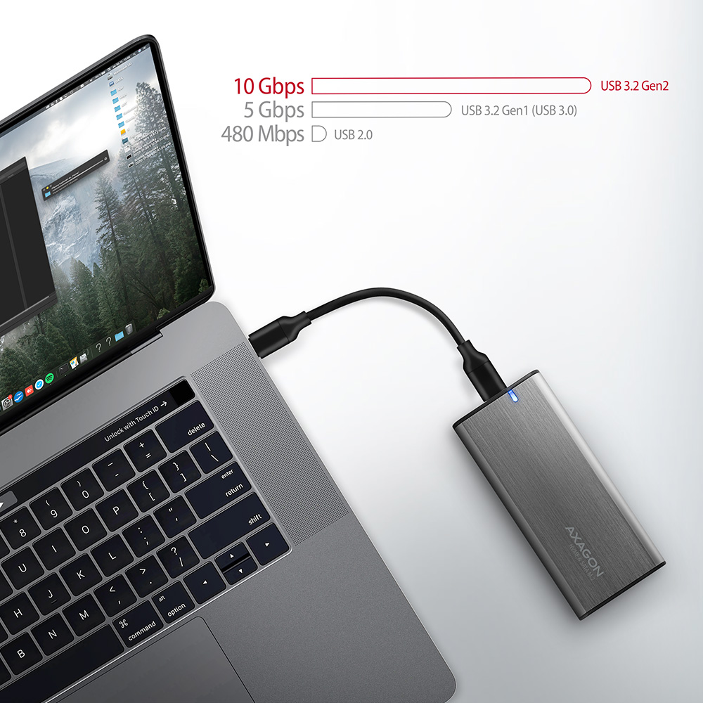 Laptop egy ezüst Axagon USB-C adapterhez csatlakoztatva.