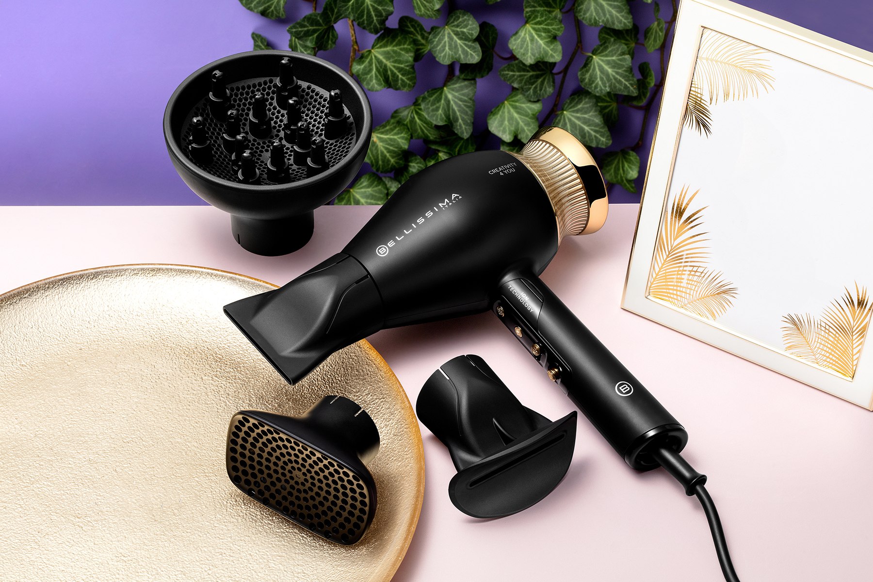 Sèche-cheveux noir avec accessoires. Comprend diffuseur, concentrateurs et une plaque dorée.