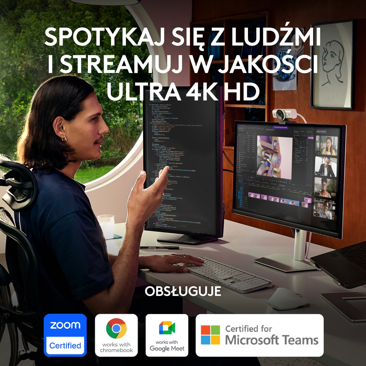 Mężczyzna streamuje na komputerze z kamerą internetową, pokazując swoje dłonie i ekran.