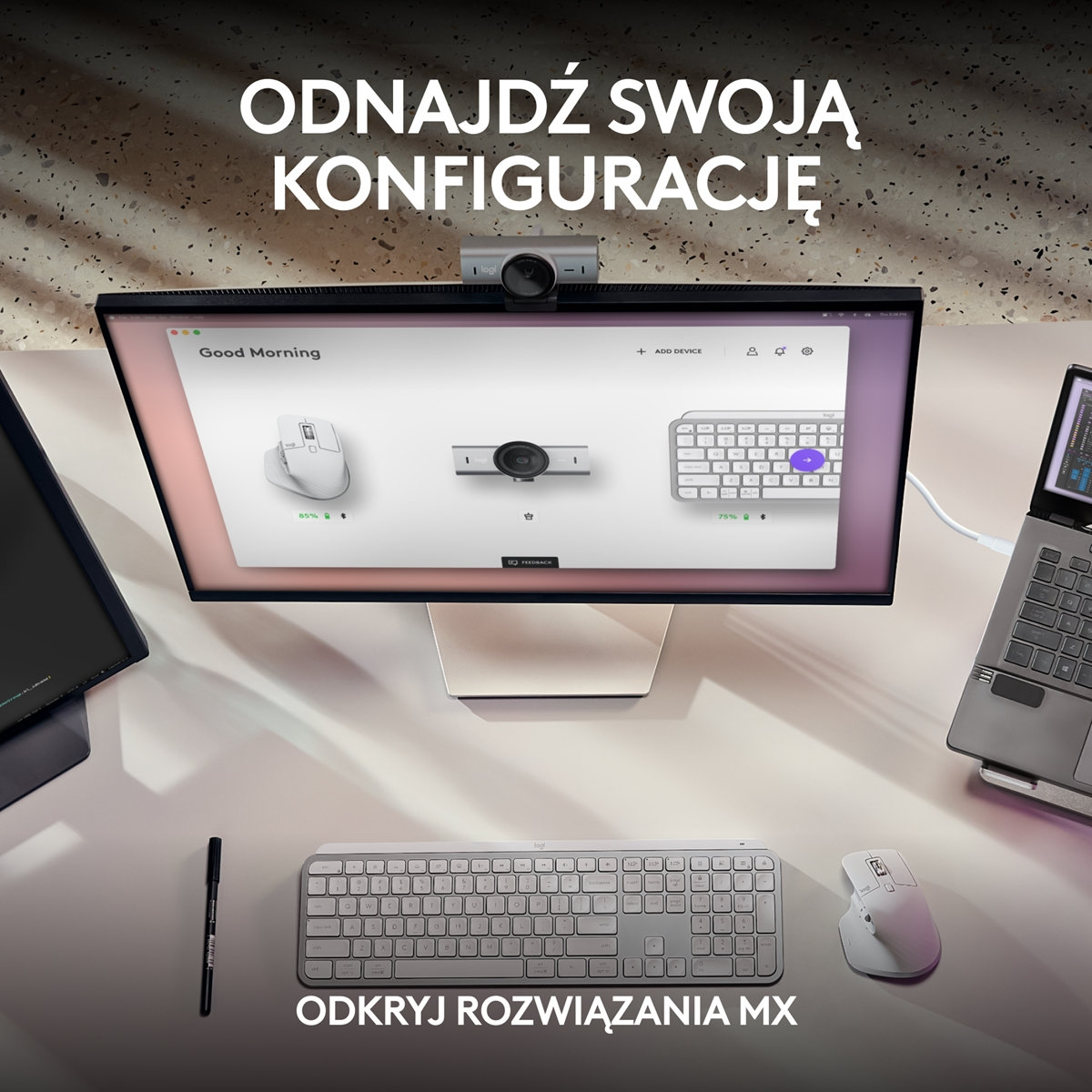Konfiguracja komputera stacjonarnego z monitorem wyświetlającym interfejs oprogramowania, myszą, klawiaturą i kamerą internetową.