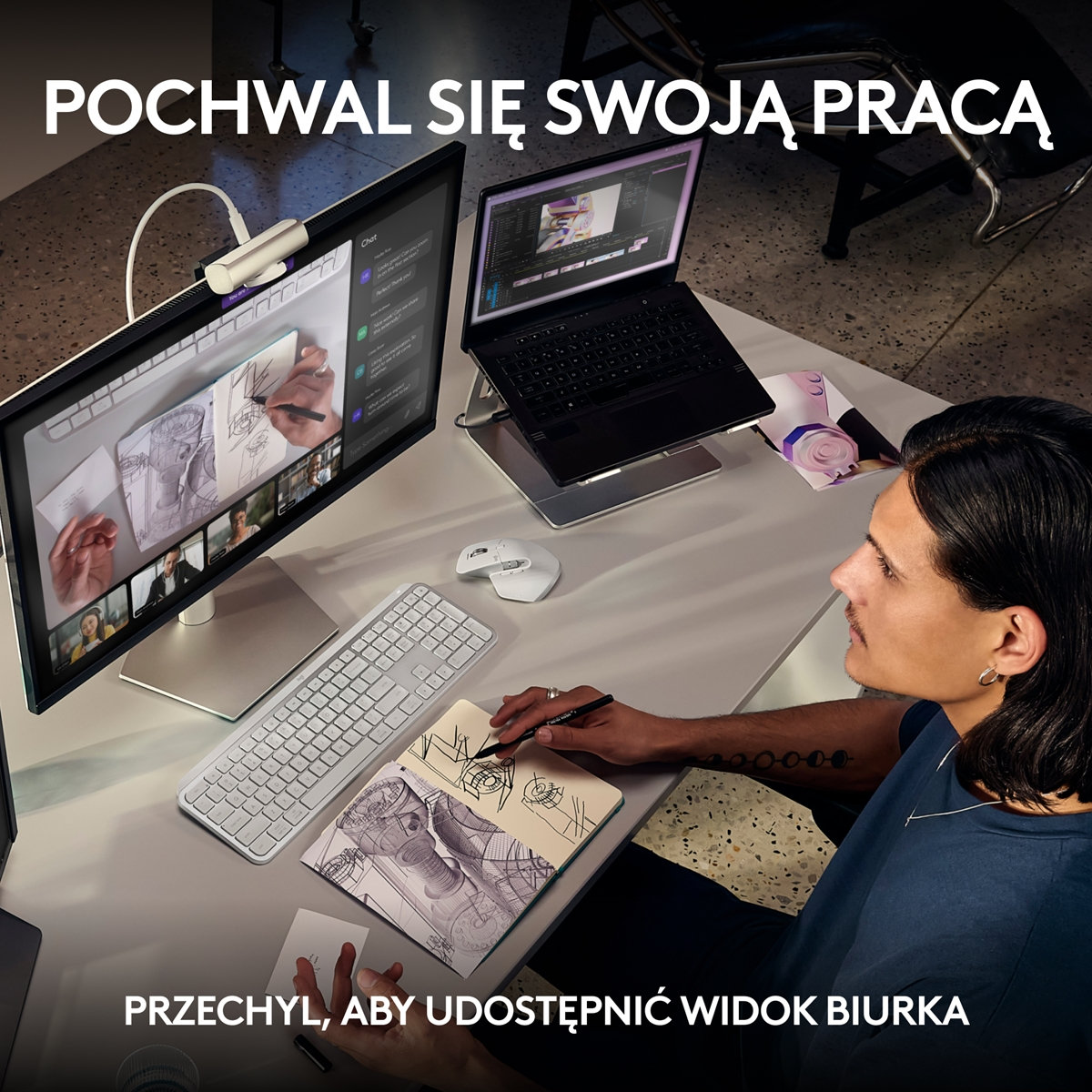 Osoba korzystająca z laptopa i monitora, rysująca na notatniku, z klawiaturą i myszką.
