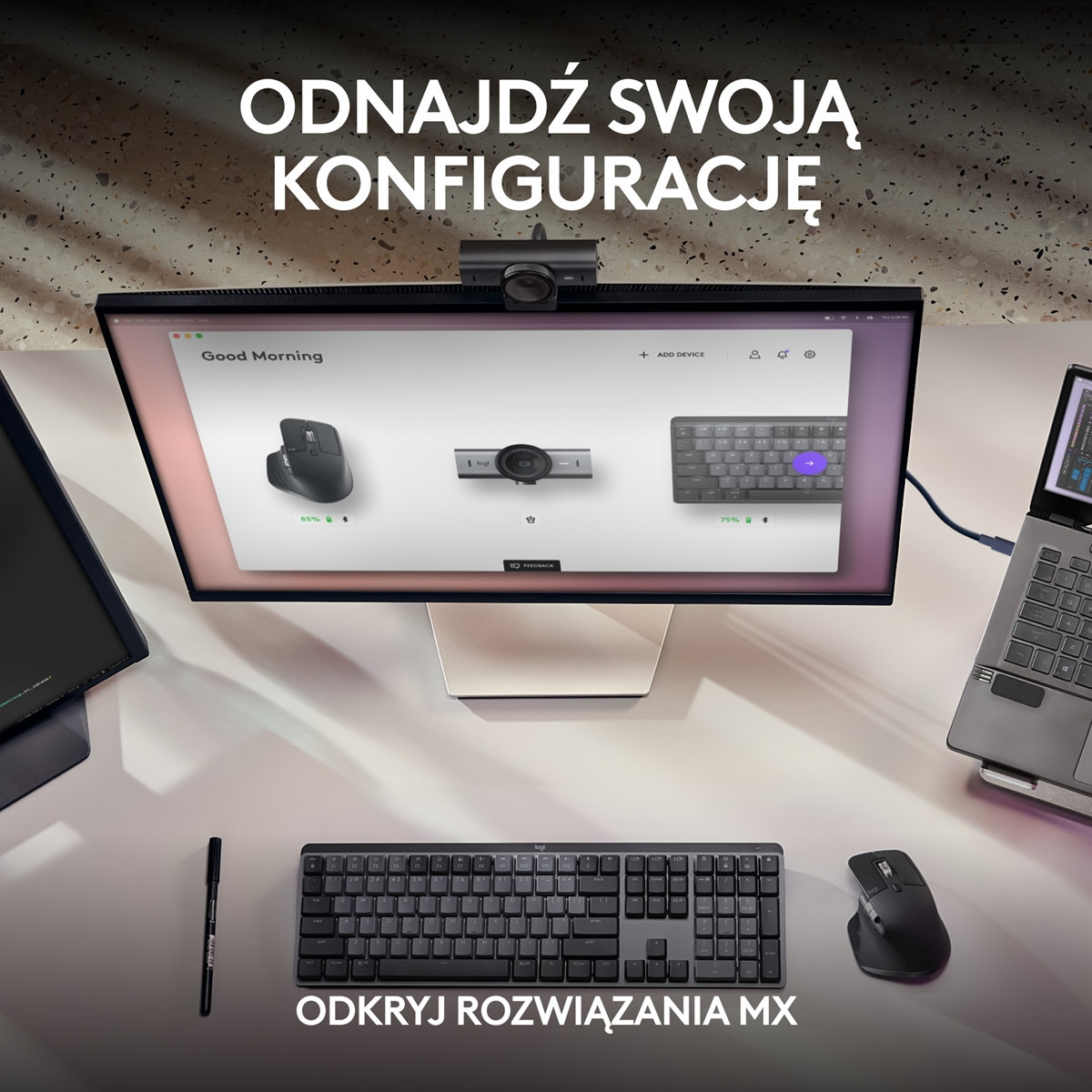 Konfiguracja biurka z monitorem, klawiaturą, kamerą internetową i myszą. Napis: Znajdź swoją konfigurację, Odkryj rozwiązania MX.