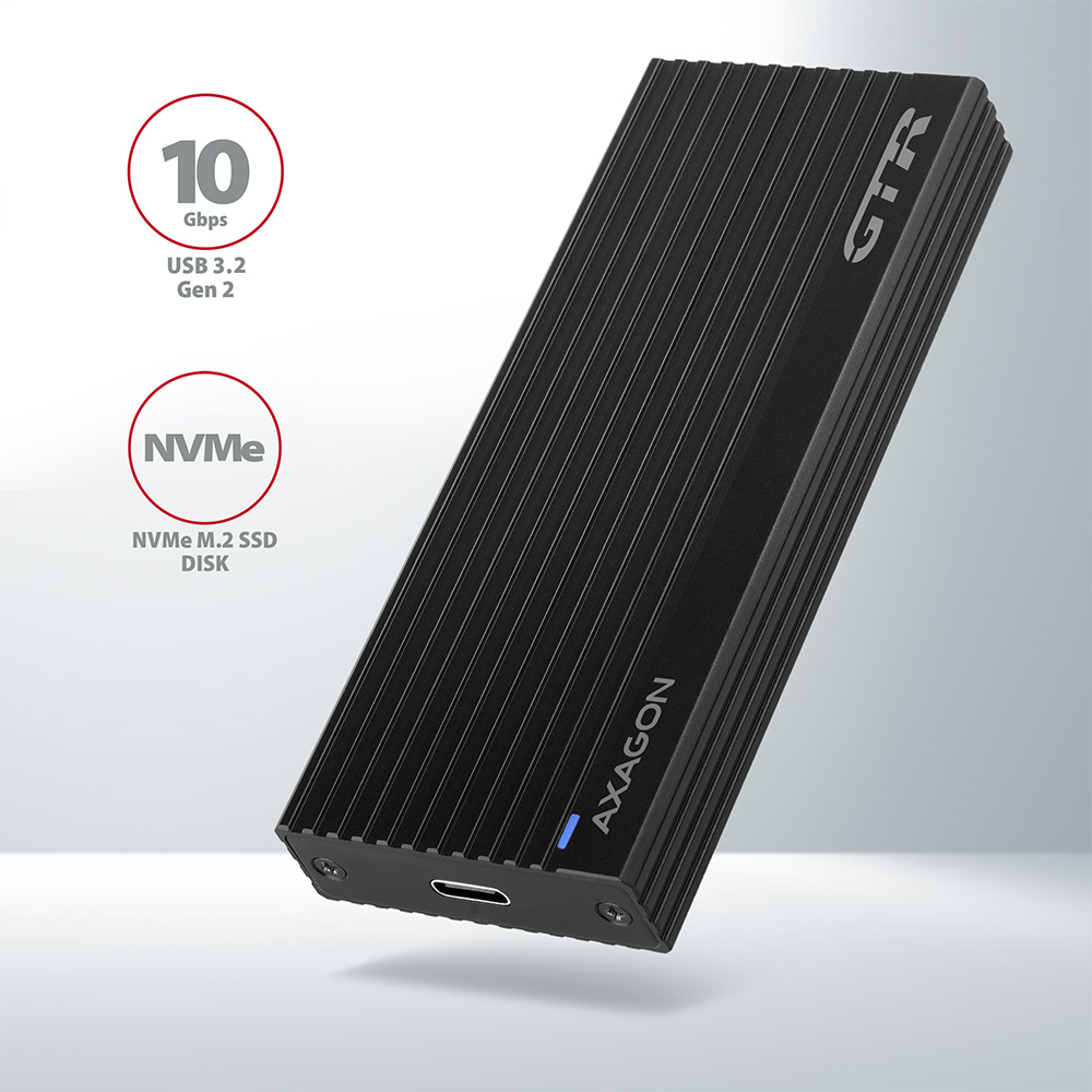 Fekete, téglalap alakú SSD, USB-C porttal és az AXAGON szóval.