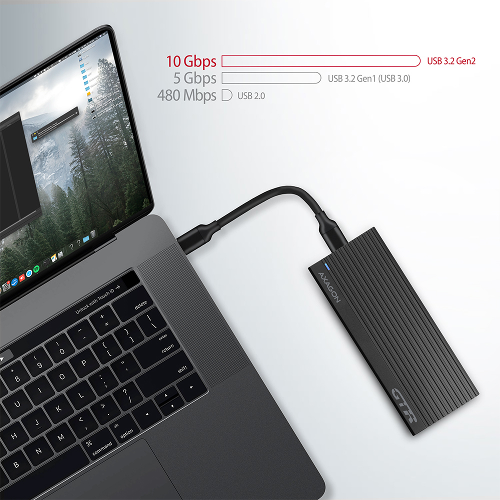 Egy laptop egy fekete külső merevlemezhez csatlakozik USB-C kábellel. Az adatátviteli sebességek felül láthatók.