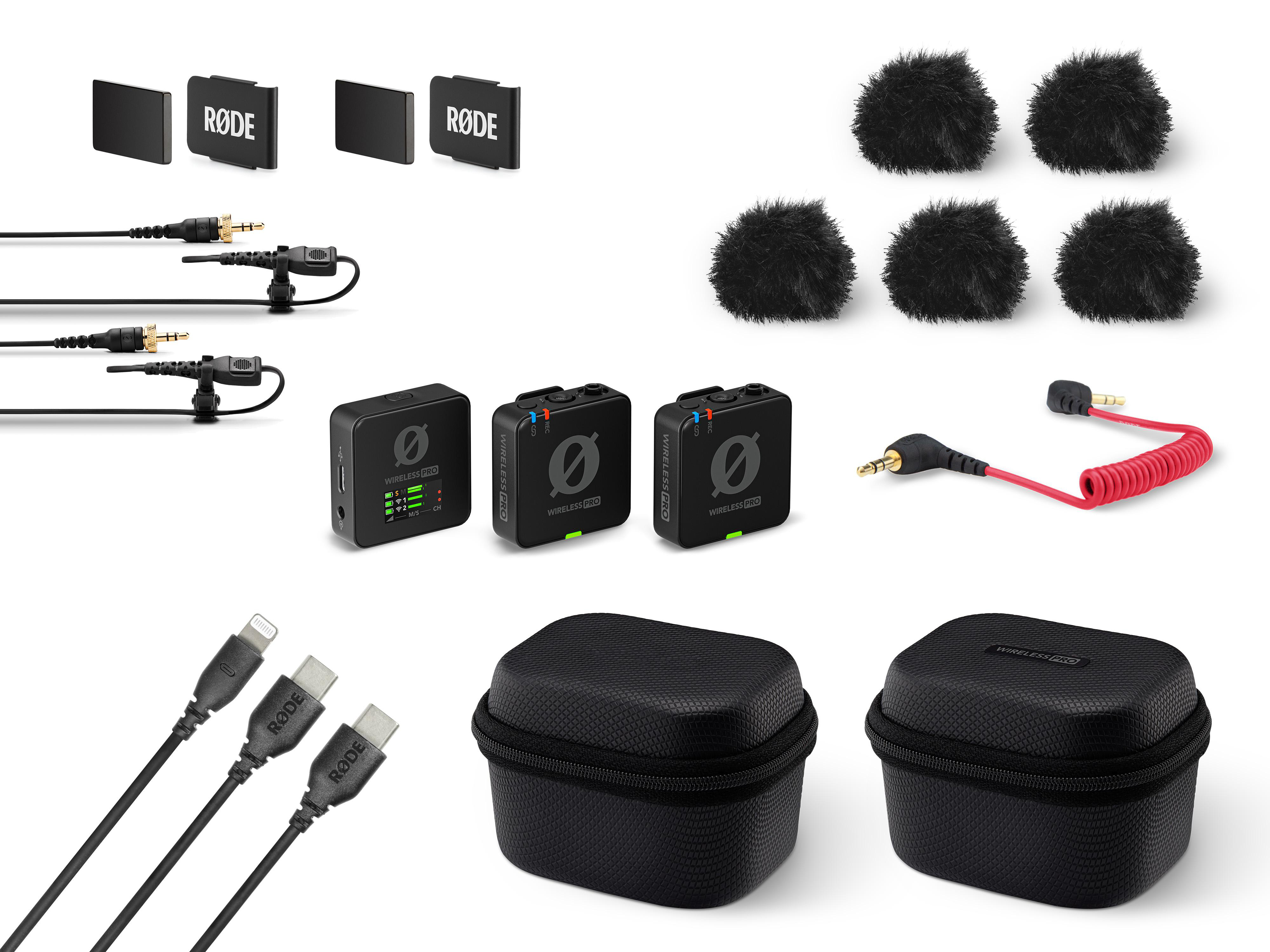 Verschiedenes Audiozubehör: Mikrofone, Kabel, Windschutz und eine Tragetasche. Weißer Hintergrund.