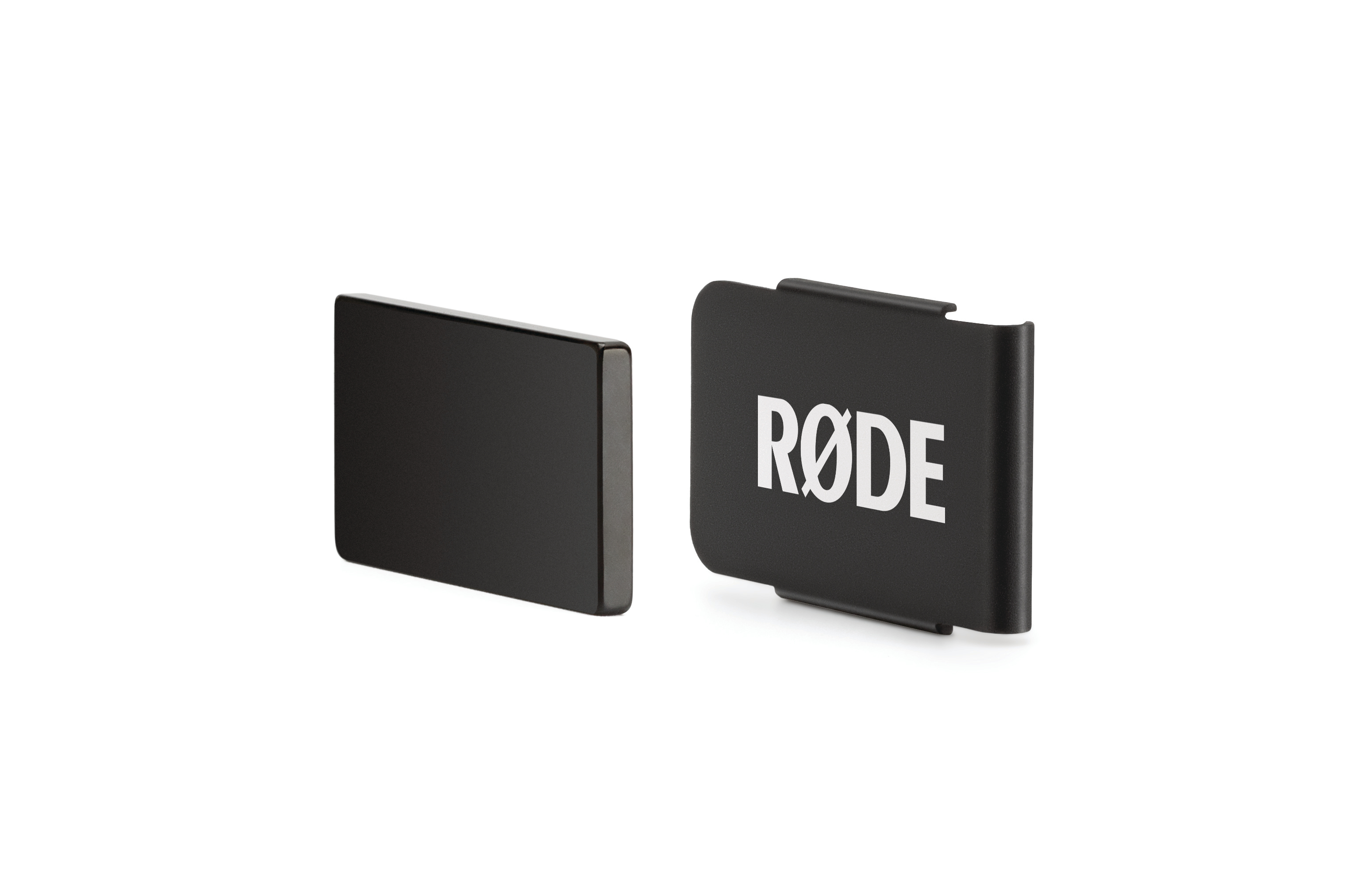 Zwei schwarze, rechteckige Rode Mikrofonabdeckungen, eine mit dem Rode-Logo.