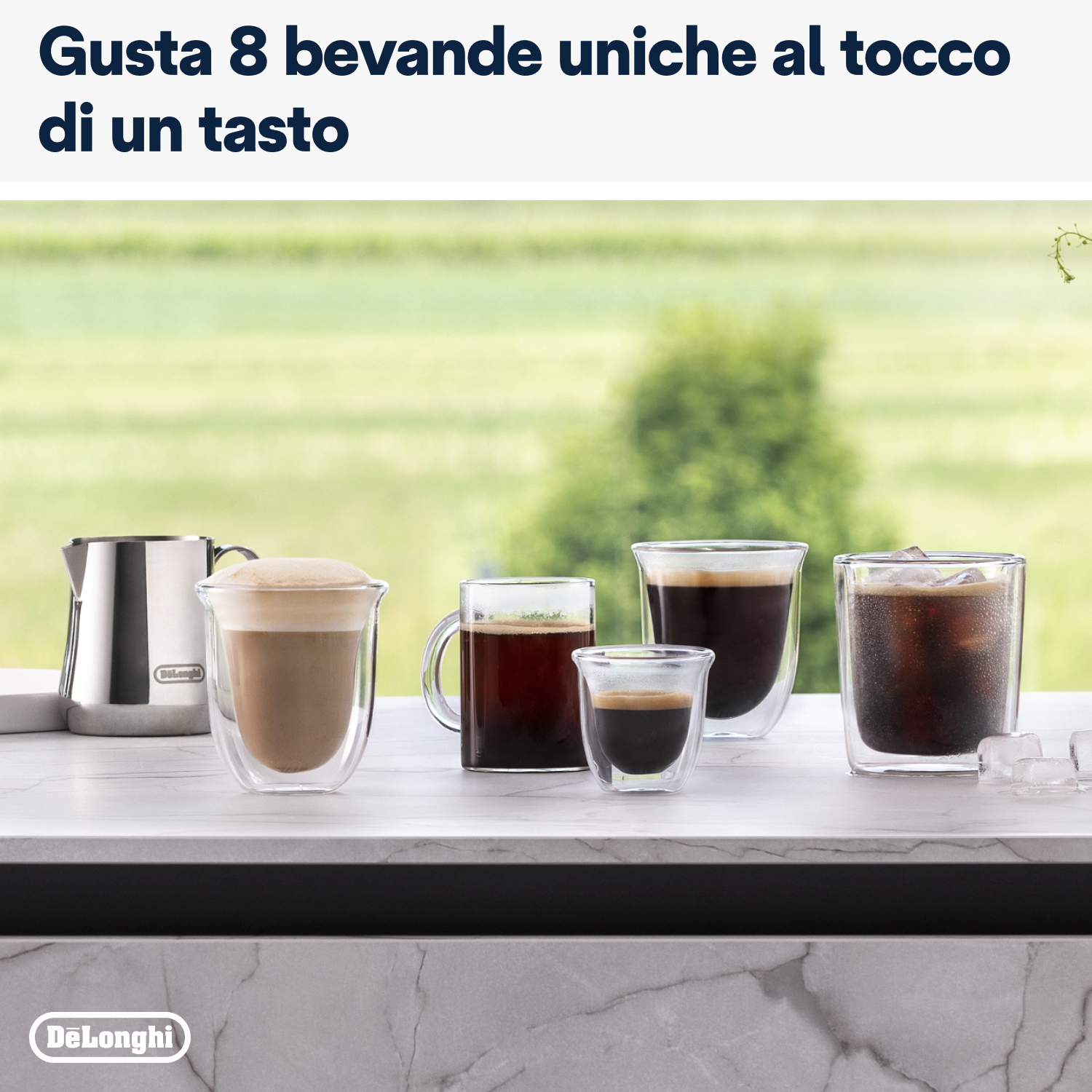 Bevande al caffè su una superficie di marmo con sfondo verde.