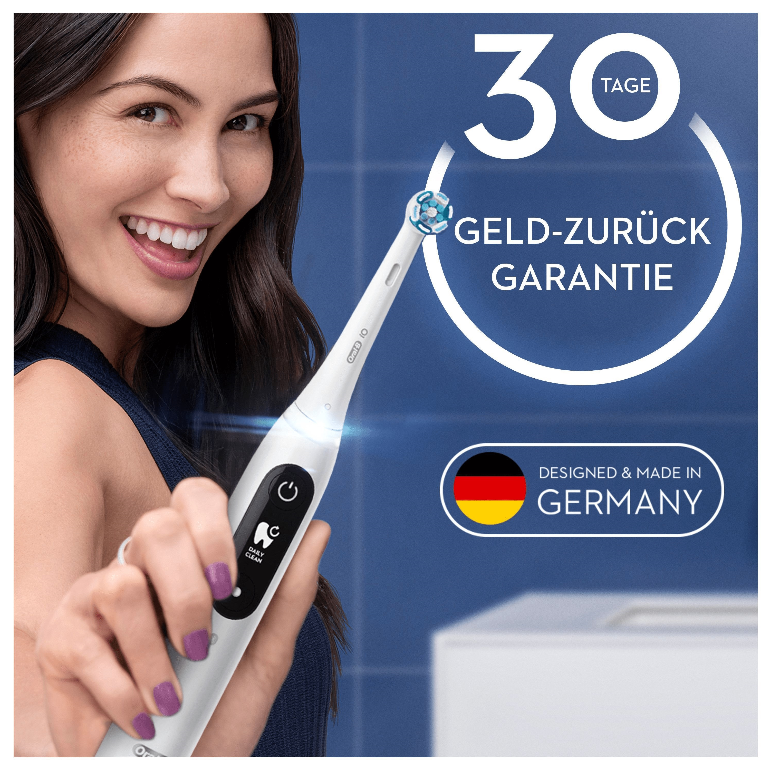 Una donna tiene uno spazzolino, sorridendo. Testo: Garanzia di rimborso di 30 giorni. Design tedesco.