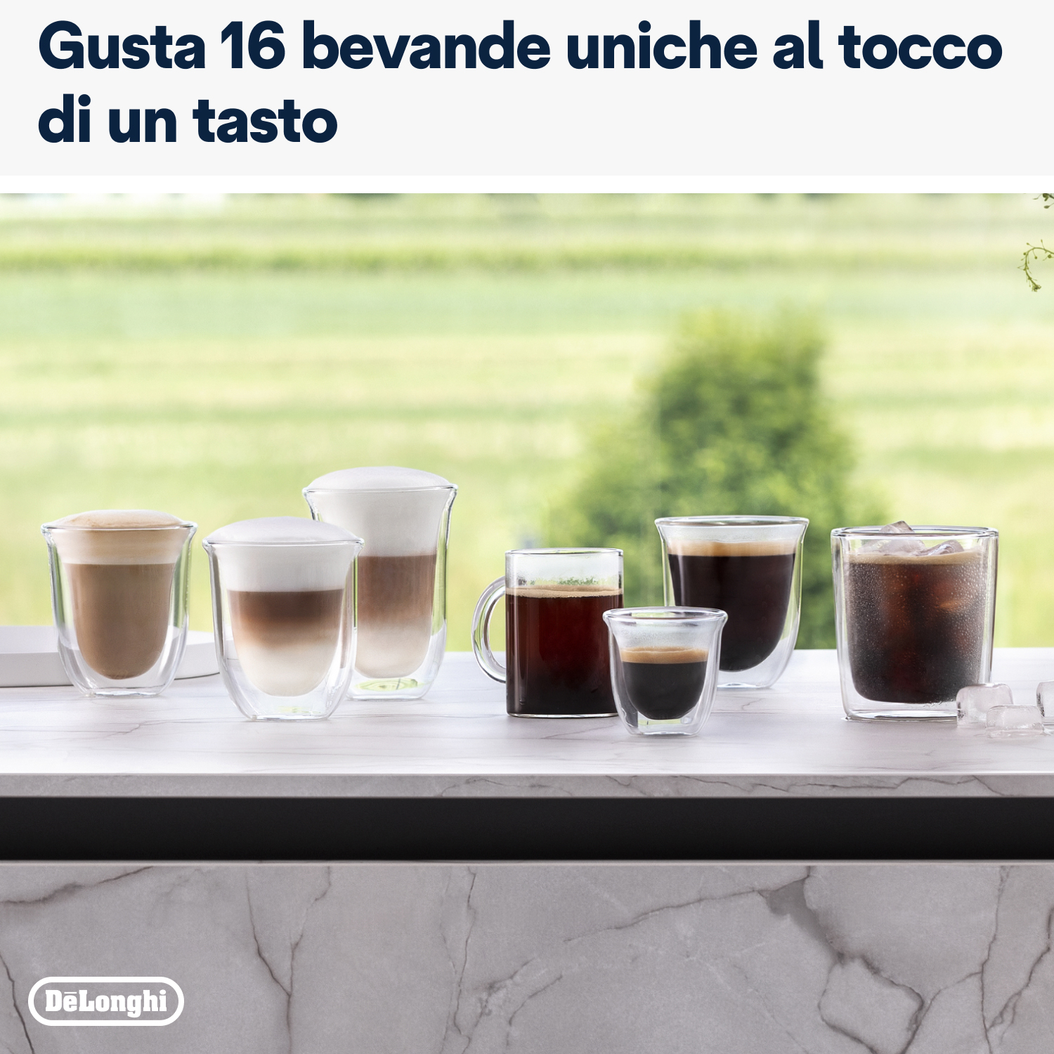 Immagine mostra sette bicchieri con diverse bevande al caffè su una superficie bianca. Testo: Assapora 16 bevande uniche.