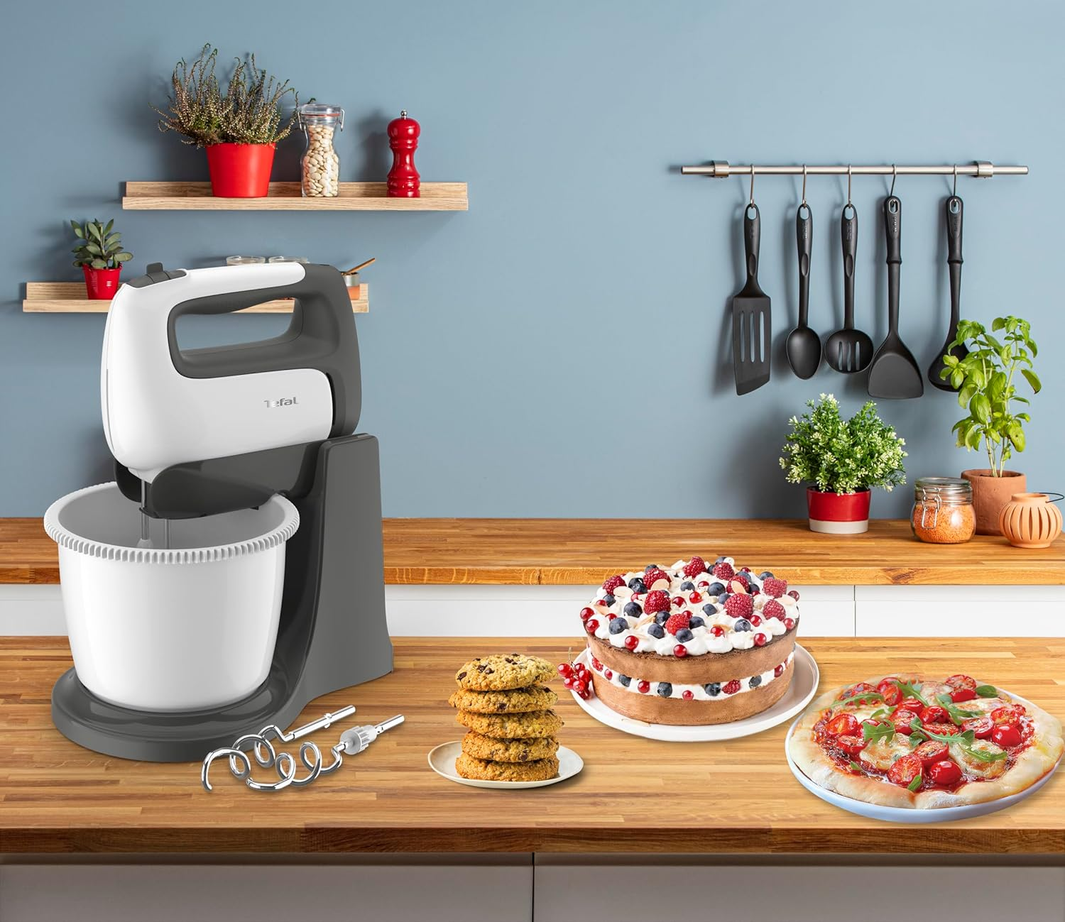 Mikser z misą, ciastem, ciasteczkami i pizzą.