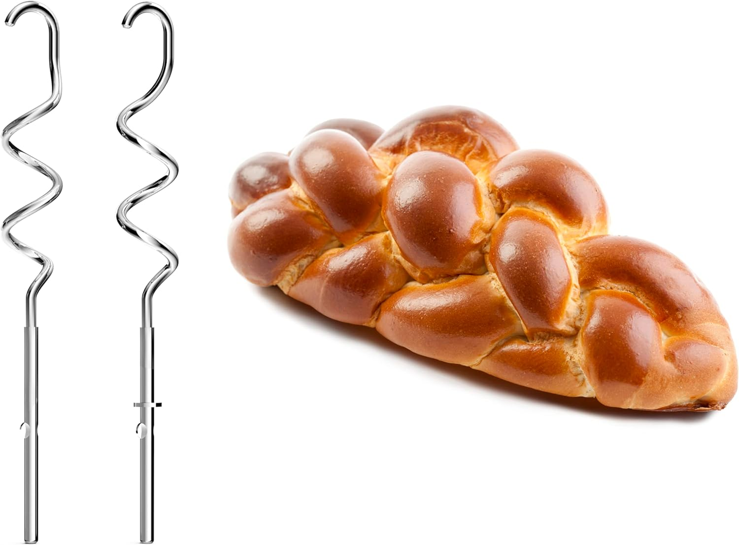 Dwa mieszadła obok bochenka plecionego chleba na białym tle.