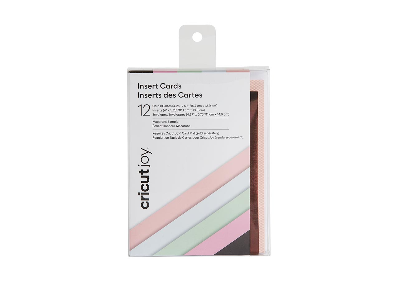 Eine transparente Plastikbox mit Karteneinsätzen. Die Einsätze haben verschiedene Farben und sind für Cricut Joy-Maschinen.
