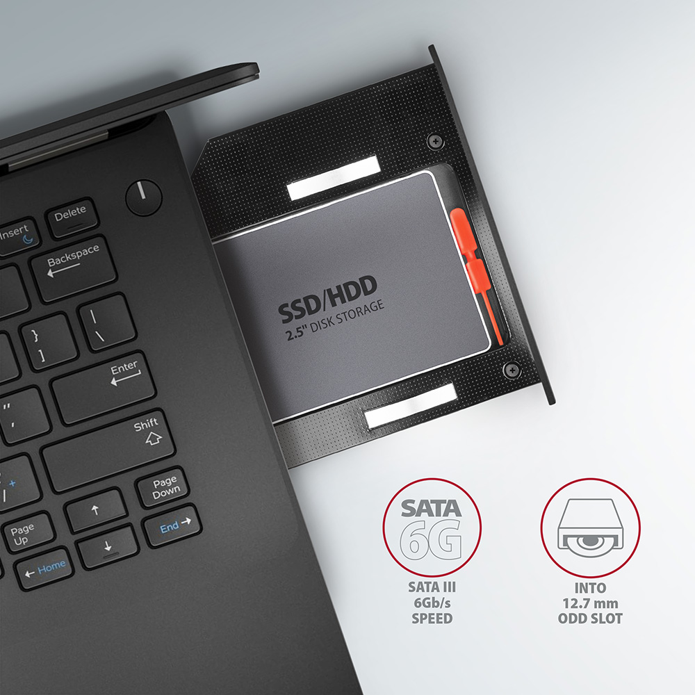 Laptop SSD/HDD-vel. A laptop nyitva van, egy SSD-t mutat a rekeszében. SATA és ODD slot ikonok.