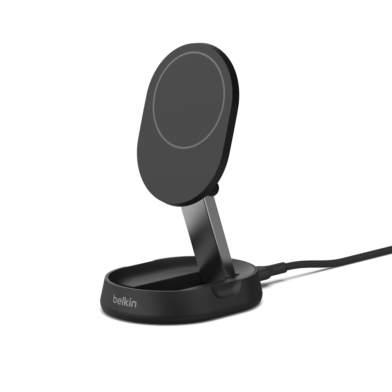 Siyah arka planda açılı siyah Belkin kablosuz şarj cihazı.
