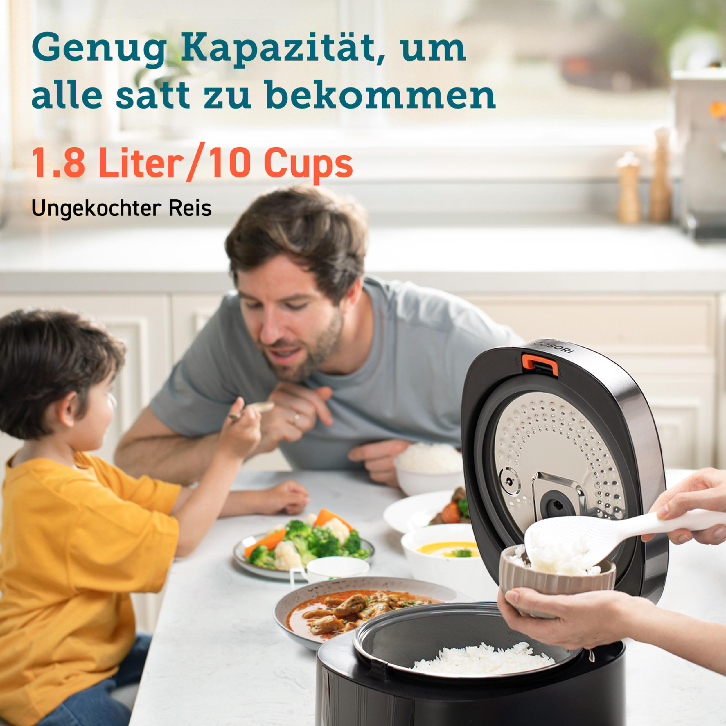 Eine Familie isst Reis aus einem Reiskocher. Ein Kind wird von einem Elternteil gefüttert.