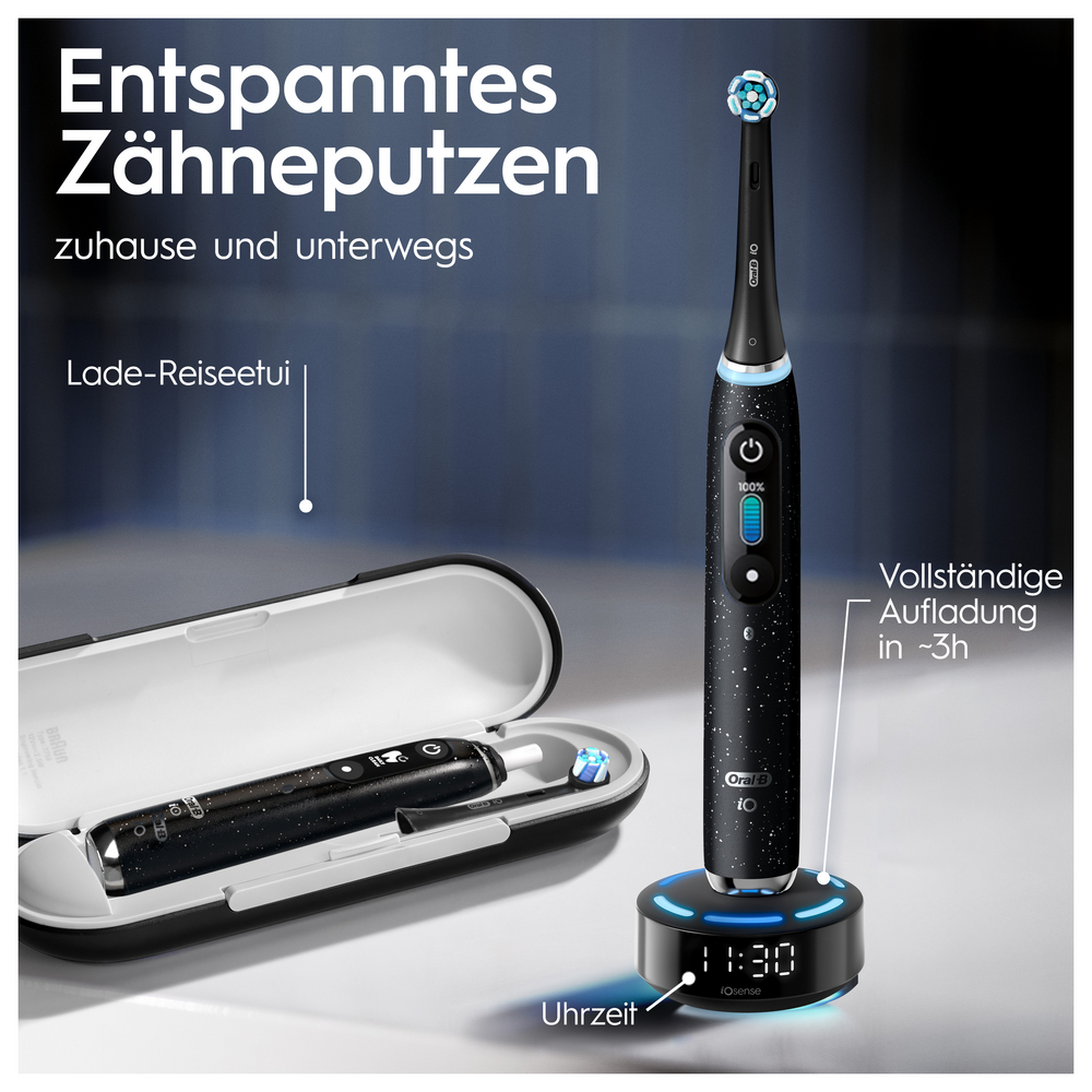 Elektrische Zahnbürste auf einer Ladestation. Die Bürste ist schwarz, die Basis hat eine Uhr.