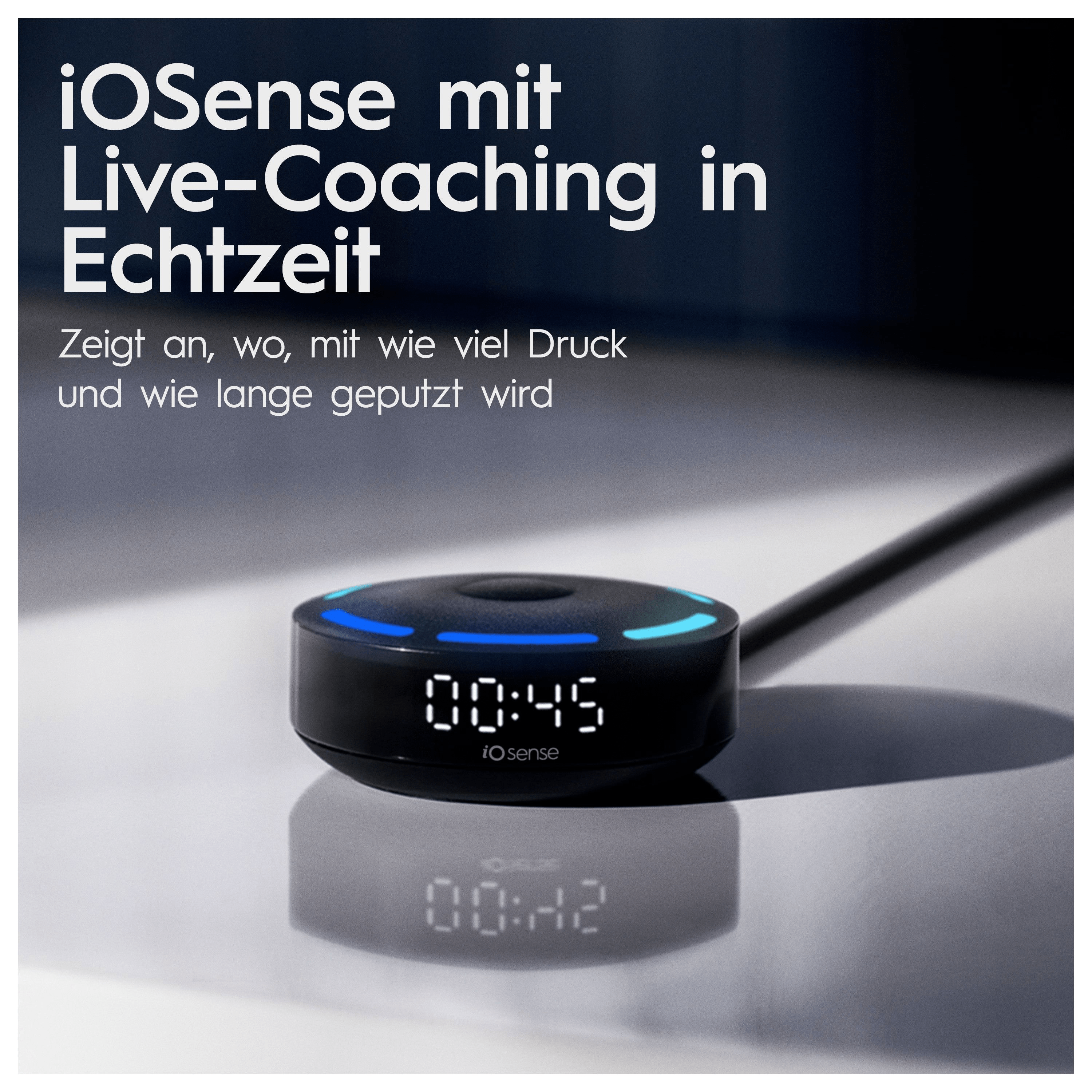 Eine Waschmaschine mit blauem Waschmittelbehälter. Das Bedienfeld hat einen Drehknopf und Tasten.