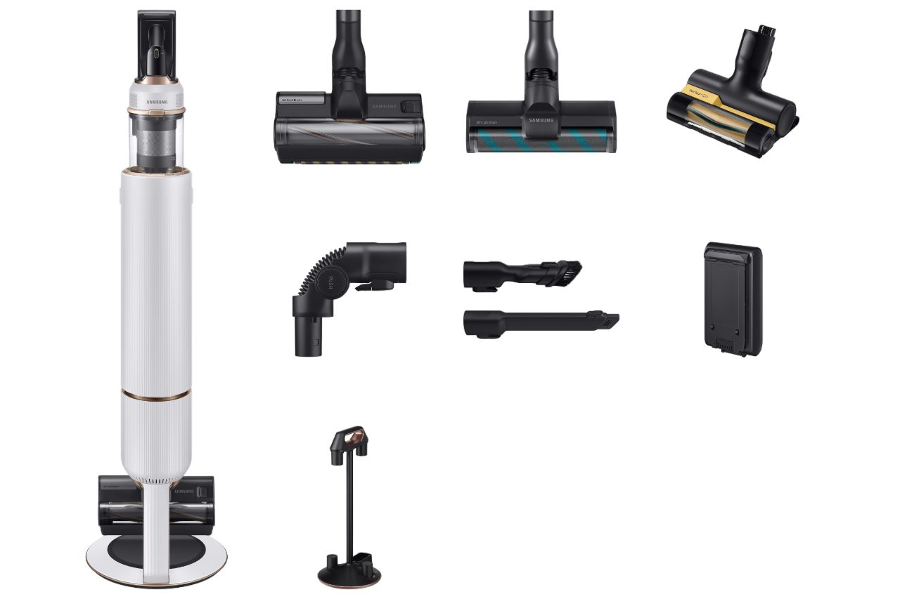 Weißer und goldener Samsung Staubsauger und Zubehör, einschließlich verschiedener Aufsätze und Ladegerät.