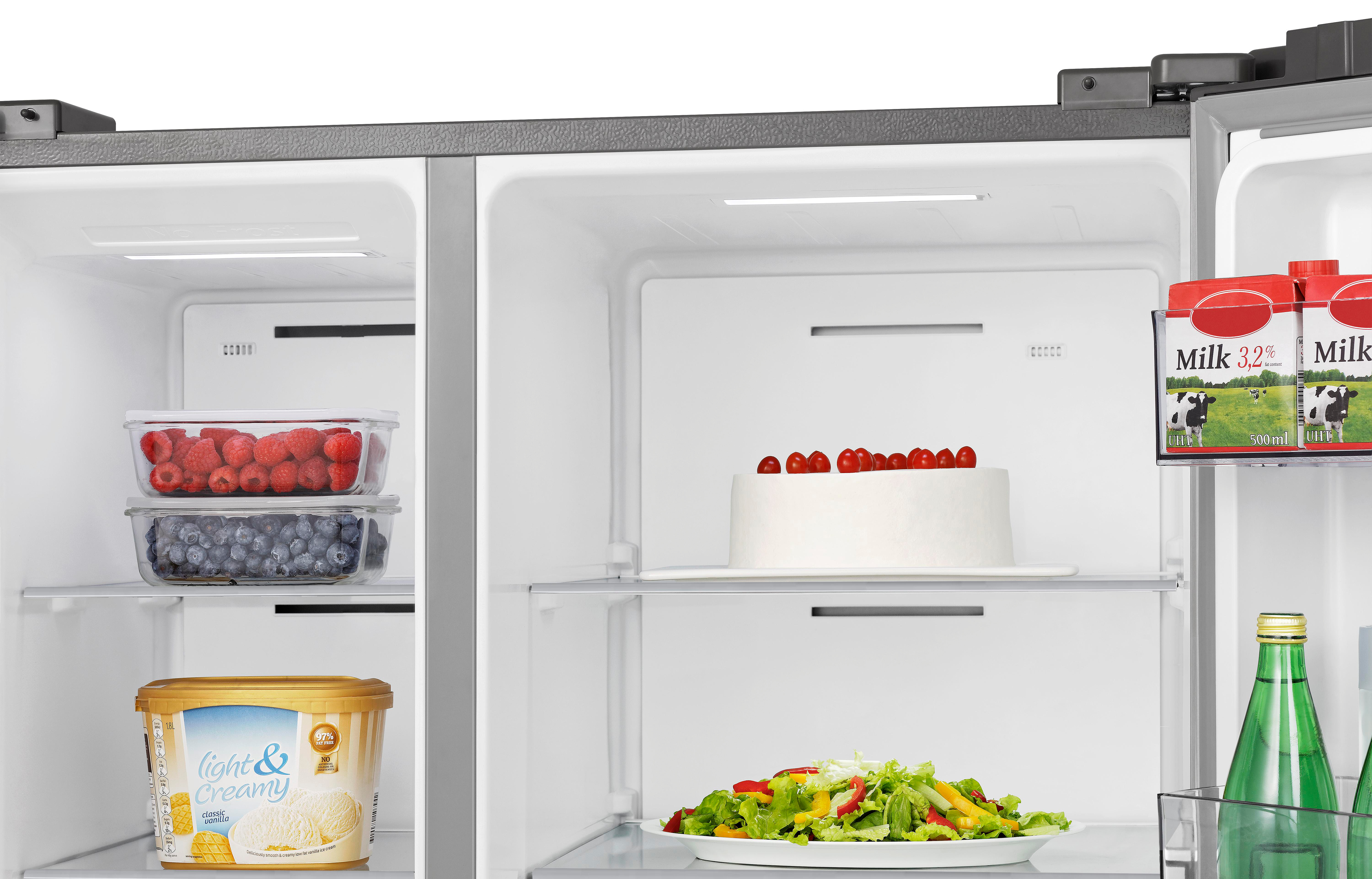 Im Kühlschrank mit Lebensmitteln wie Obst, Kuchen und Salat.