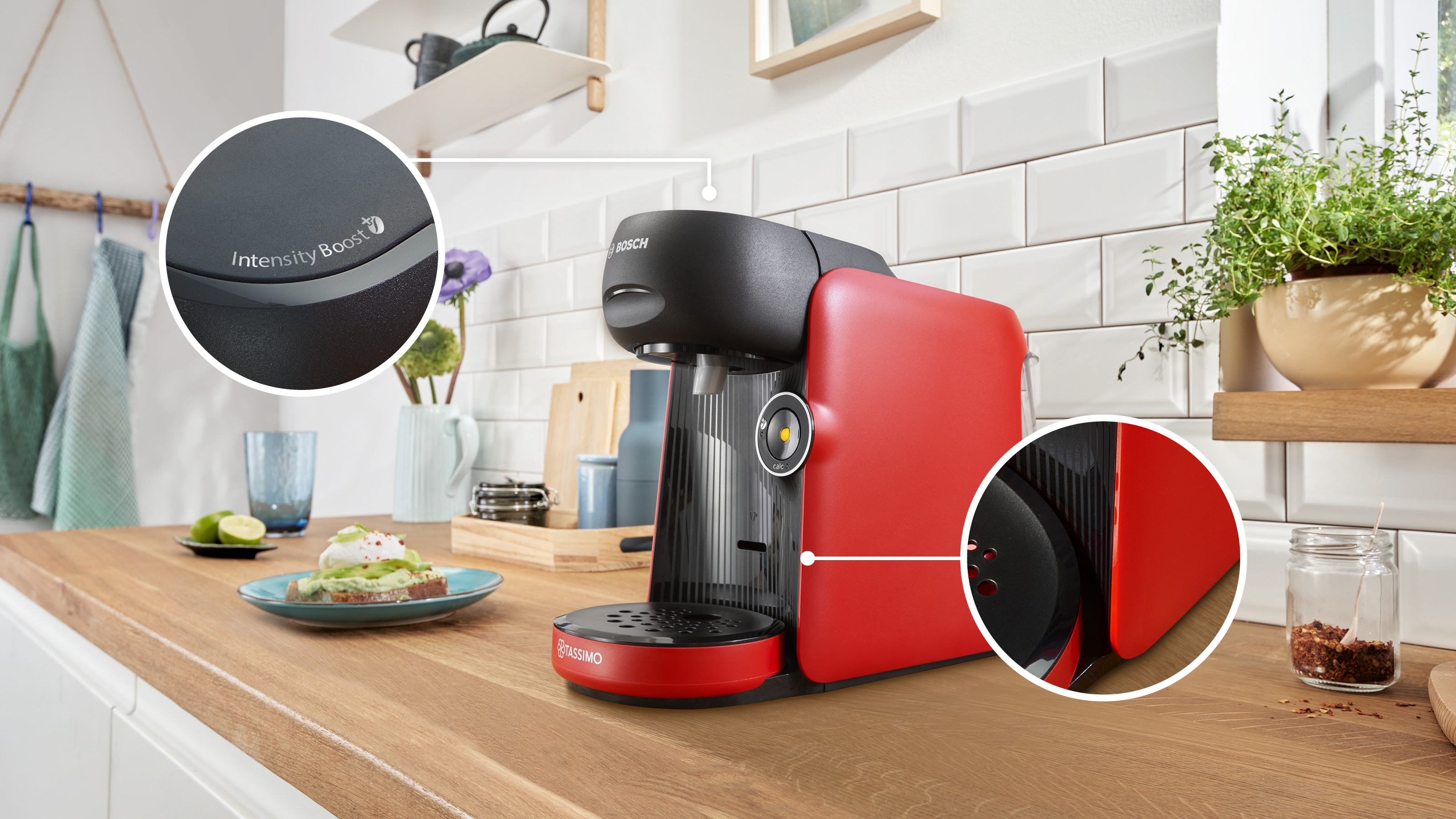 Eine rot-schwarze Kaffeemaschine mit hervorgehobenen Details. Hintergrund ist eine Küchenszene.