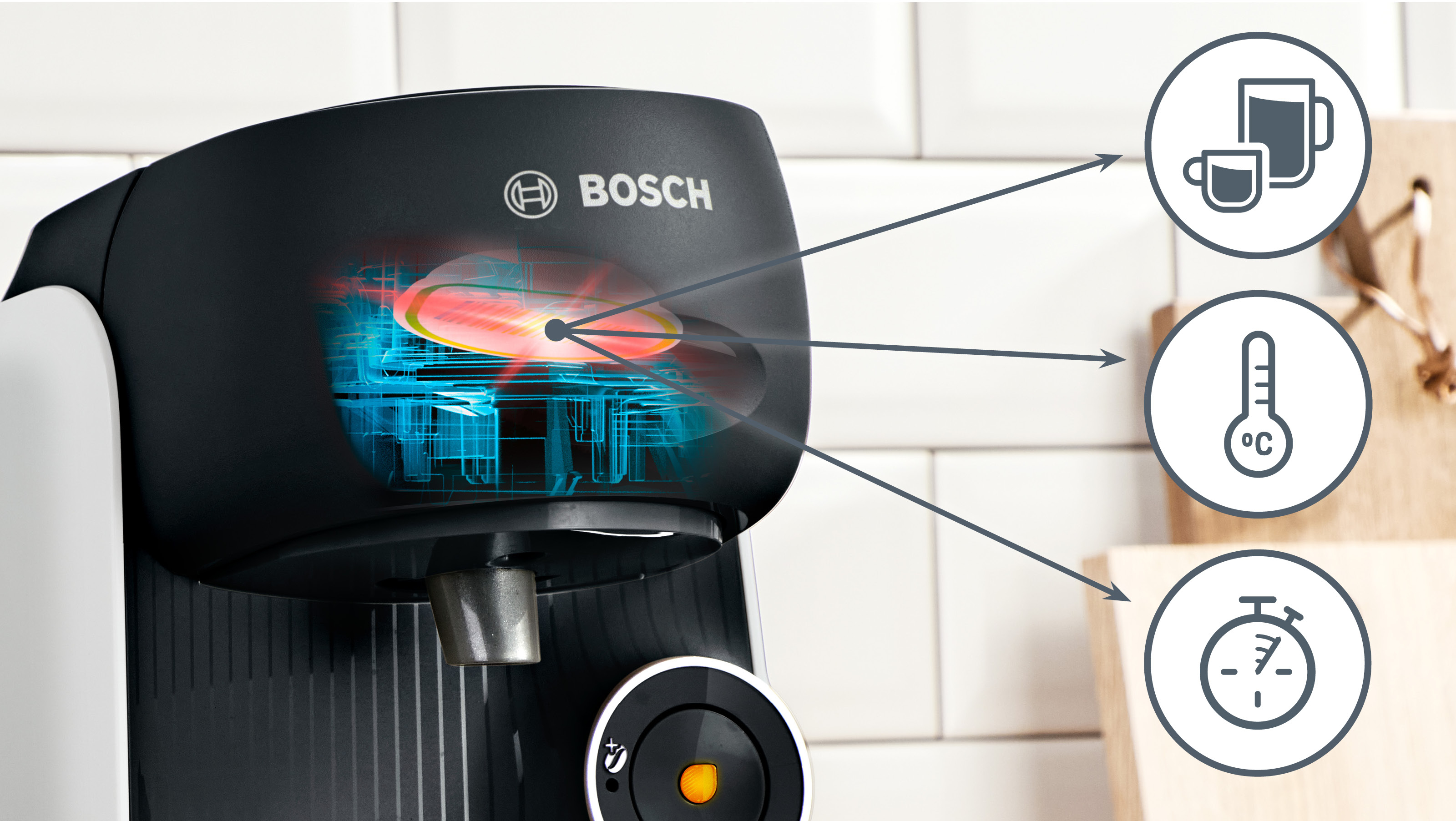Kaffeemaschine mit hervorgehobenen Innenteilen, die den Brühvorgang zeigen.
