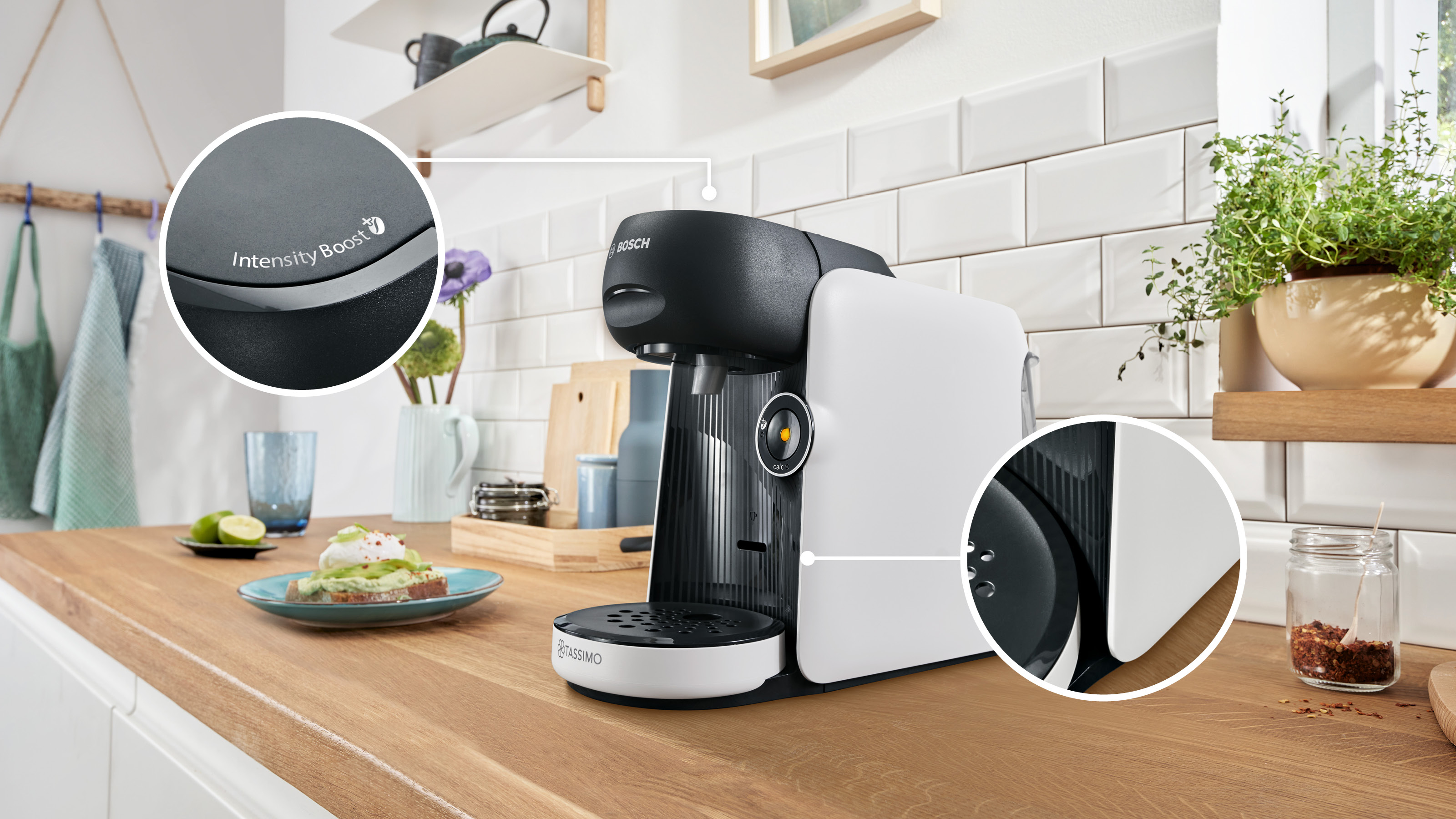 Kaffeemaschine auf Holzplatte mit Bedienelementen und Avocado-Toast.