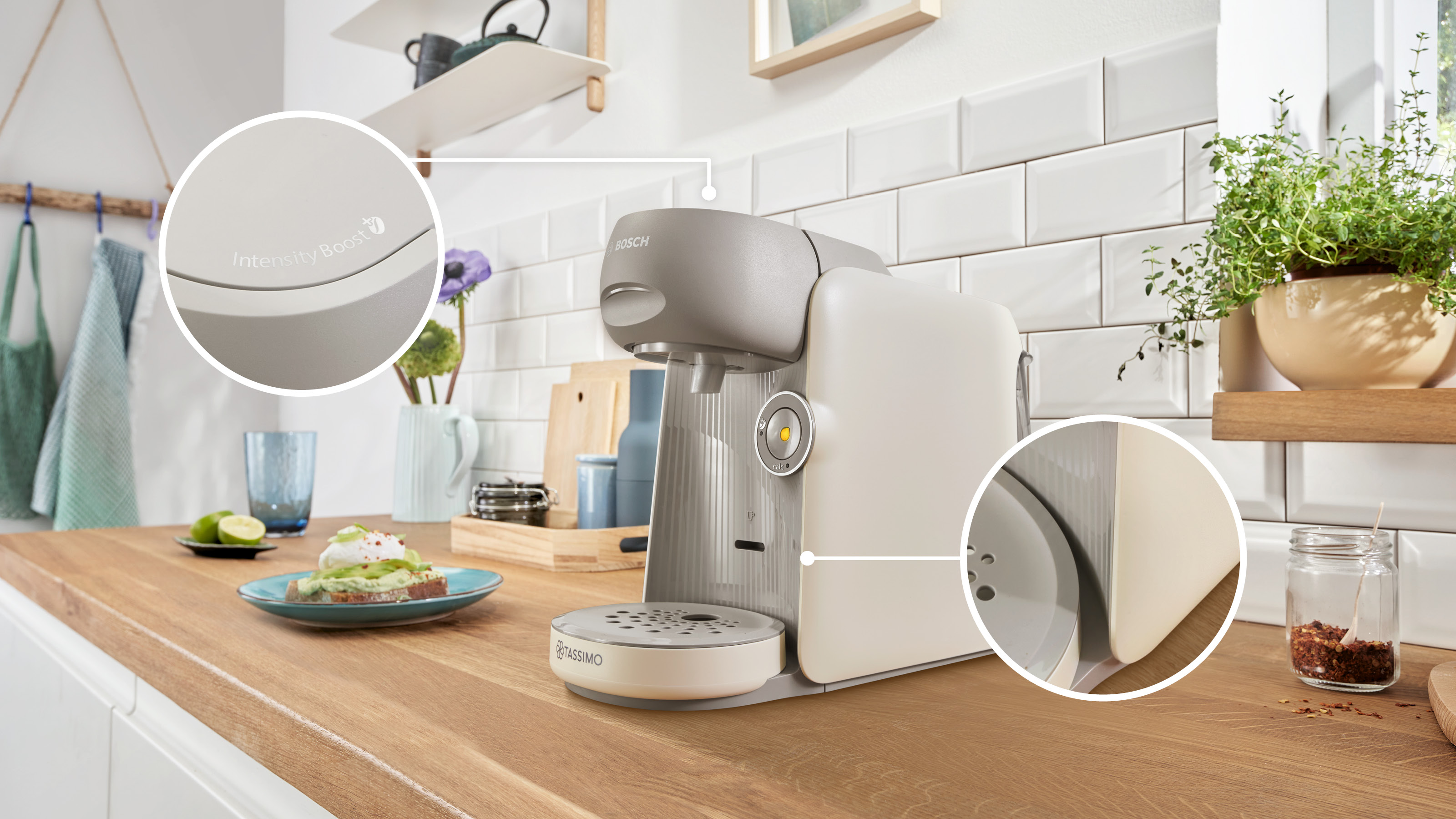 Küchentheke. Kaffeemaschine, Essen und Zutaten sind vorhanden.