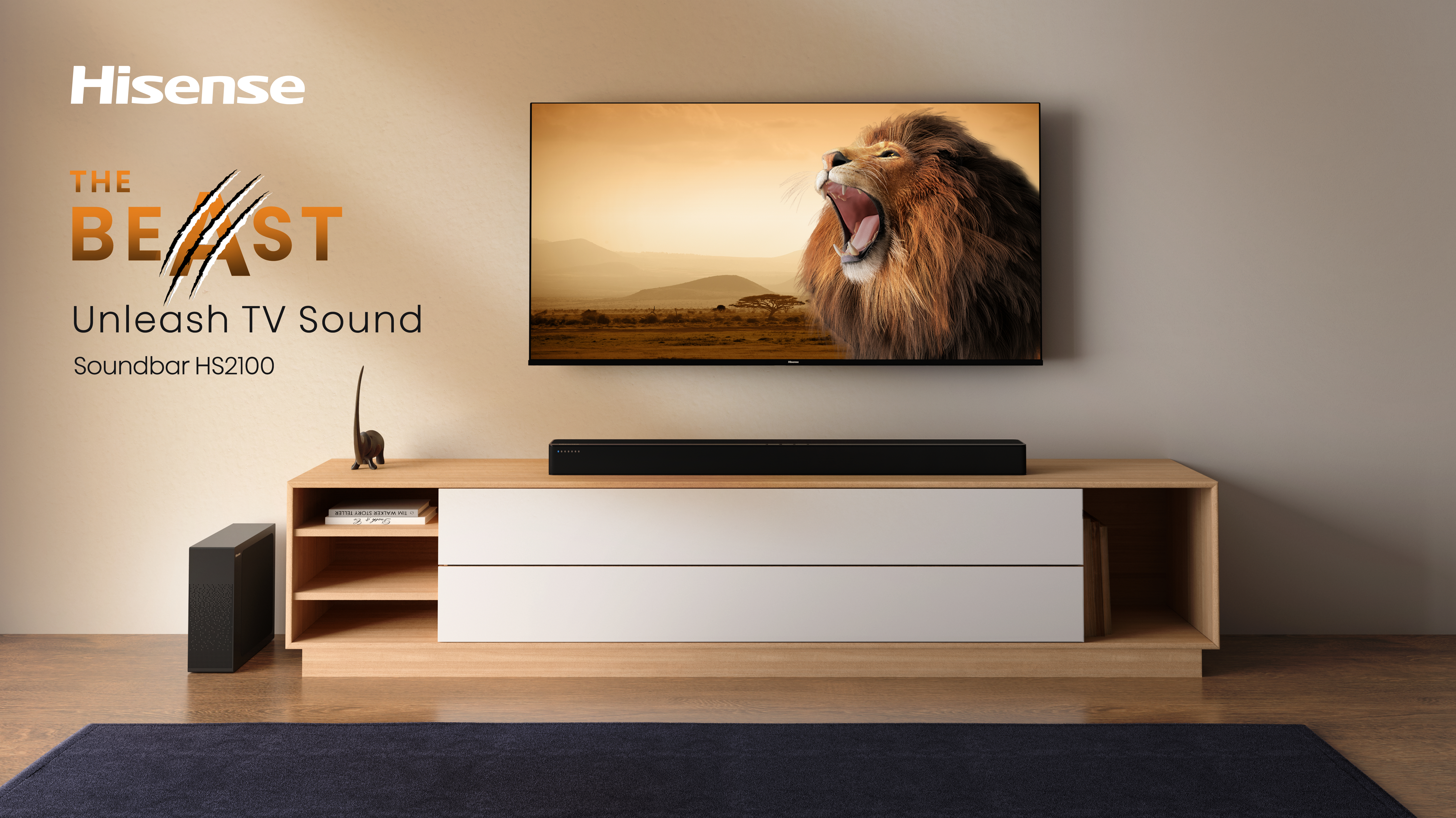 Ein modernes Wohnzimmer mit Fernseher, Soundbar und Möbeln. Der Fernseher zeigt einen Löwen.