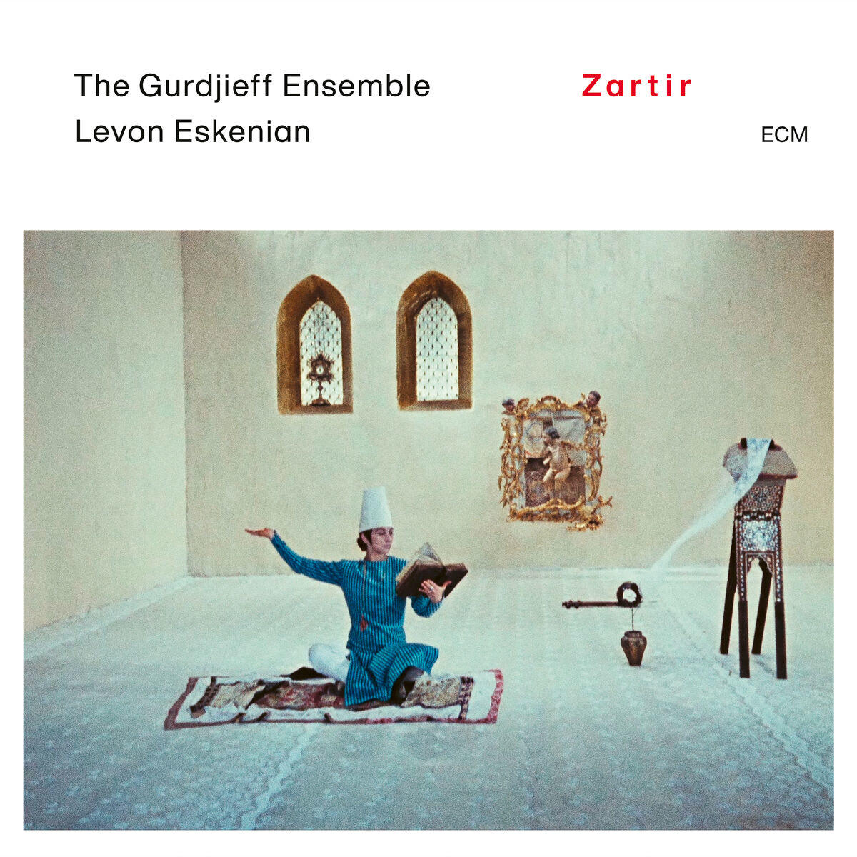 Album borító, egy fehér kalapos férfi, és két ívelt ablak.