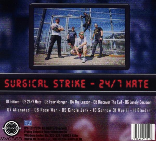 Albumcover mit Bandmitgliedern auf der Bühne. Text: 'Surgical Strike - 24/7 Hate', darunter Titelliste.
